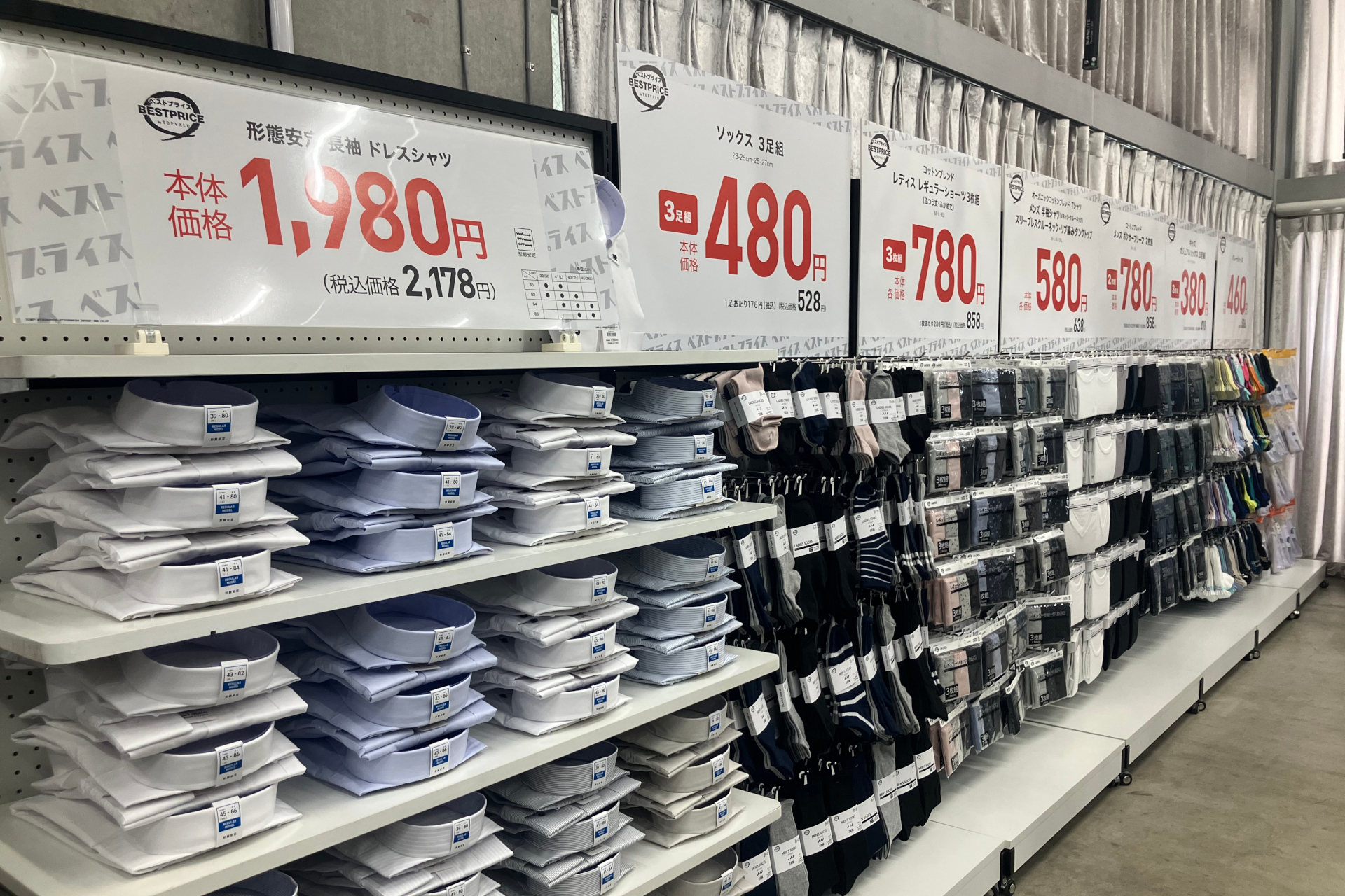 展示スペースは店舗の売場さながらの陳列