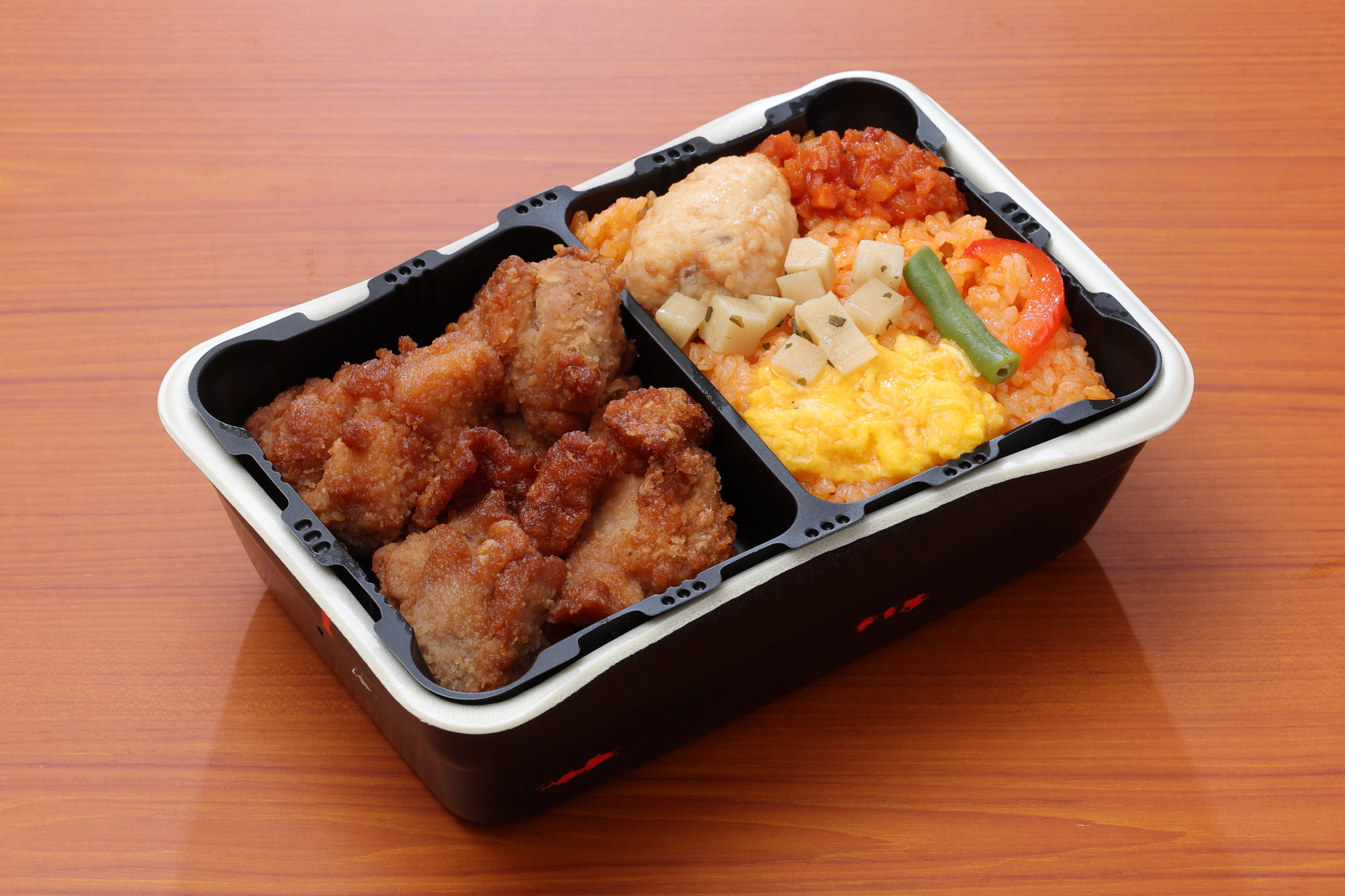 暖色系の見た目にも温かさを感じるチキン弁当デラックス