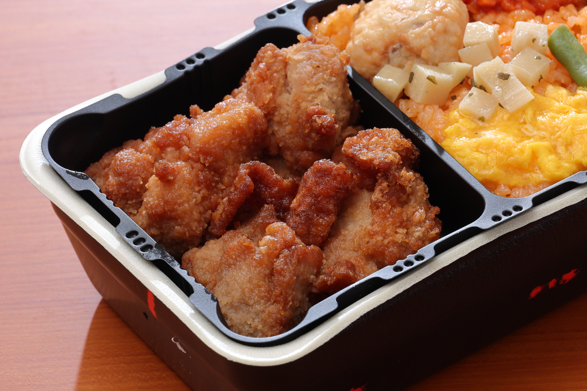 主役の唐揚げは4ピースでボリューム十分