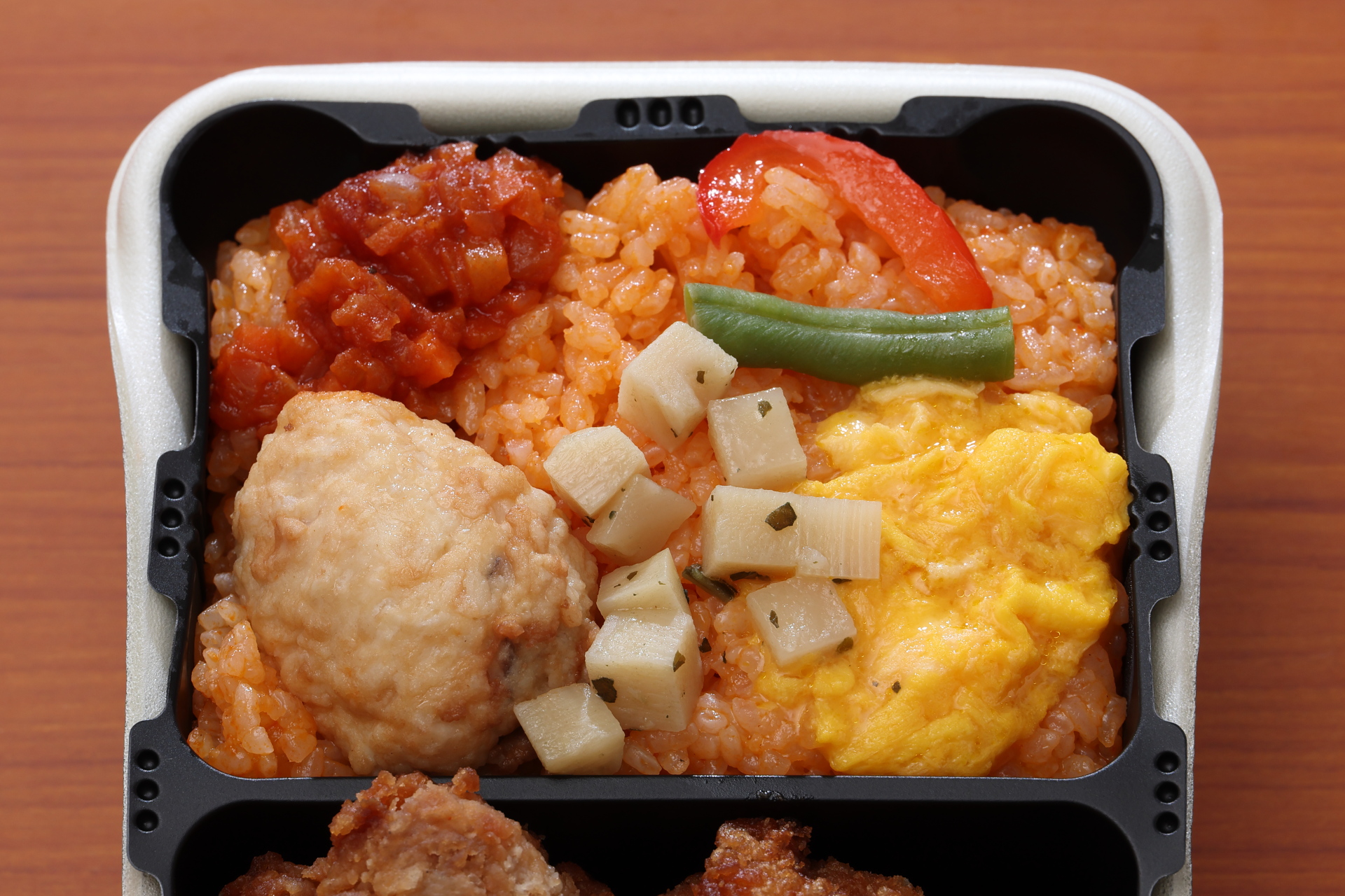 トマト風味ライスの上にはいろいろ乗ってます