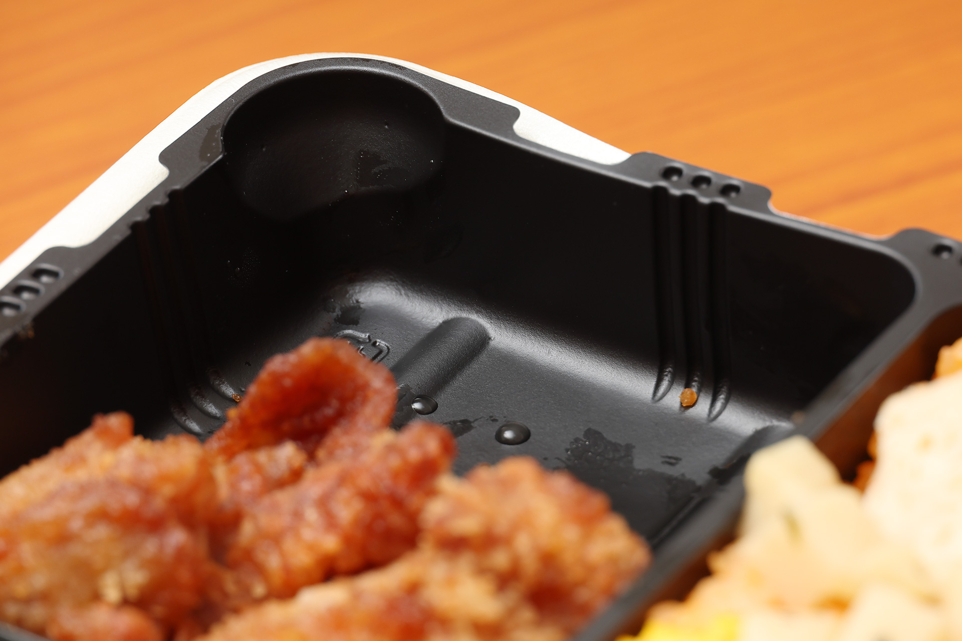 加熱式容器の常で、容器は浅め。でも食べてみるとボリュームは十分と感じました