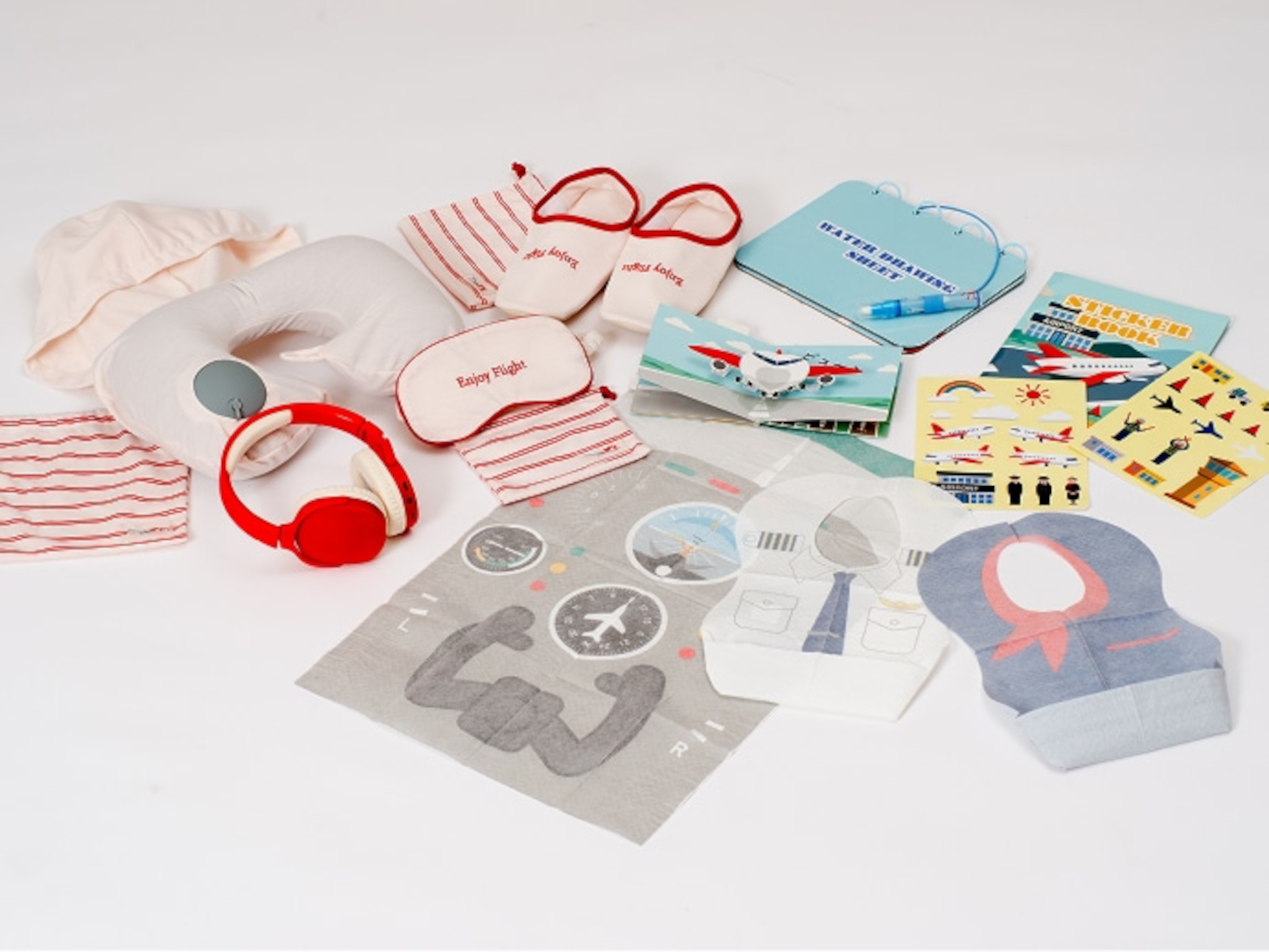 機内での利便性やスタッフの声を反映し、「親子で使える」ことにこだわった機能的なアイテム全27商品