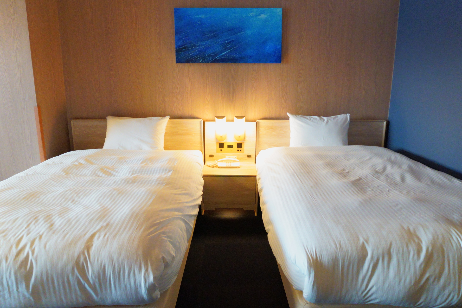 ベッドと枕元のコンセント