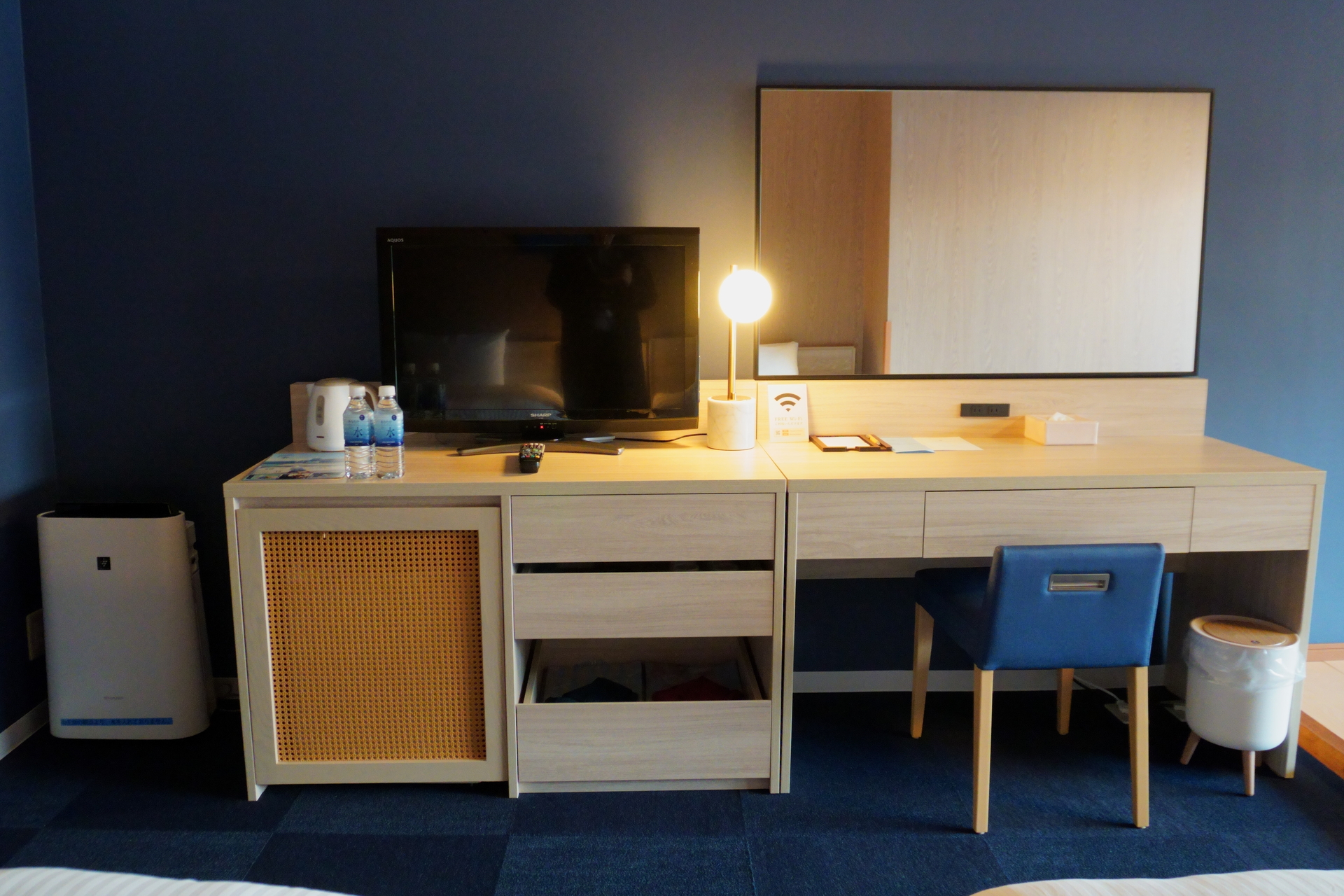 ベッドの向かいにあるデスク