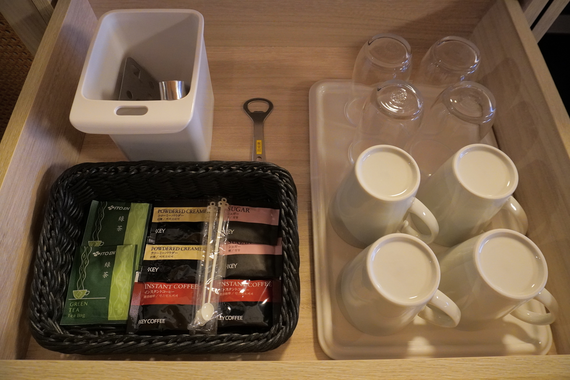 デスクの引き出しにあるお茶セット