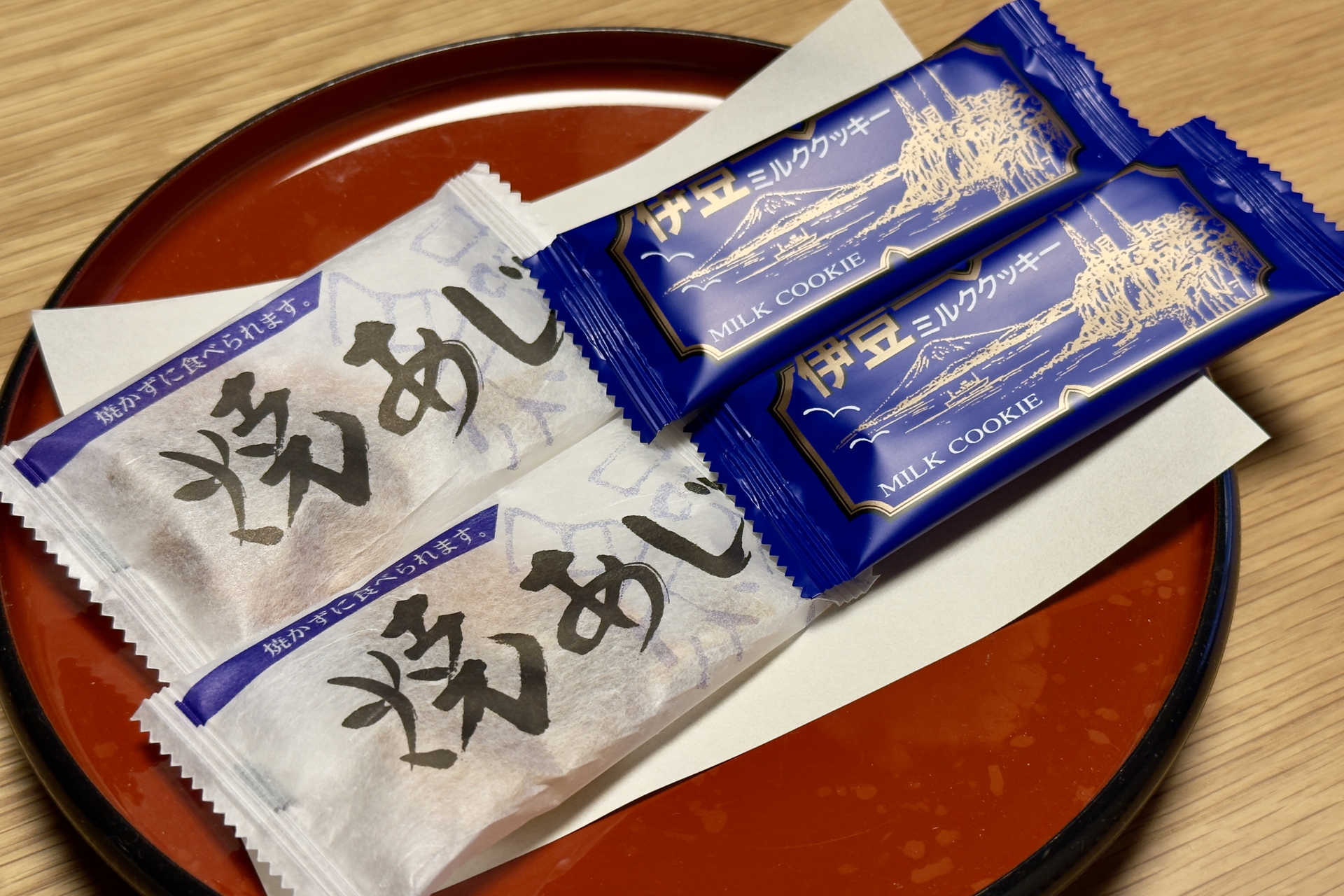 畳側の机にはお着き菓子が用意されていた