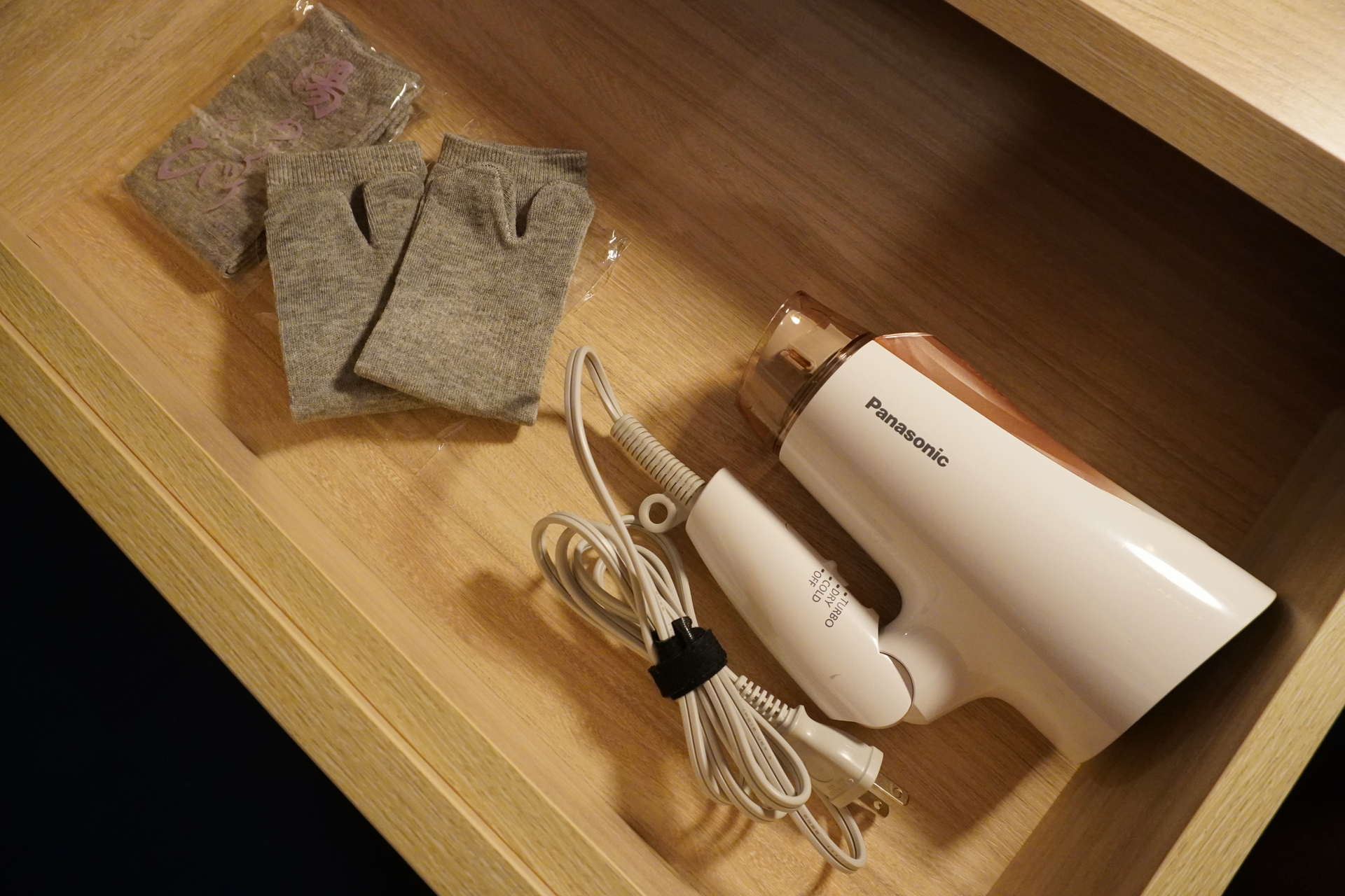 左は足袋タイプの靴下