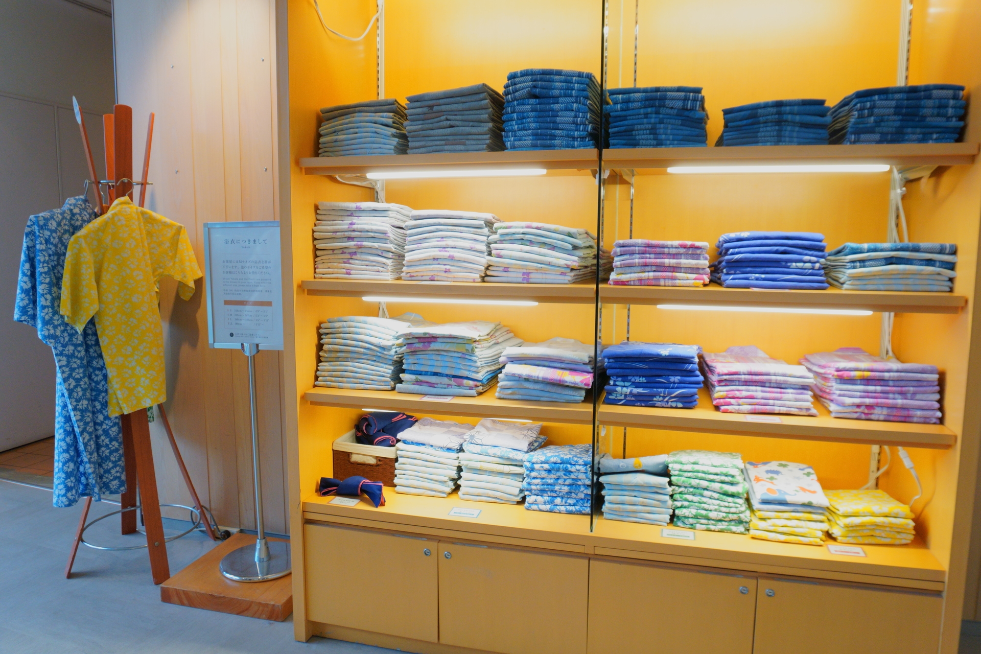 ロビーには大人S/Lサイズや子供用90～/110～/130cmサイズも用意