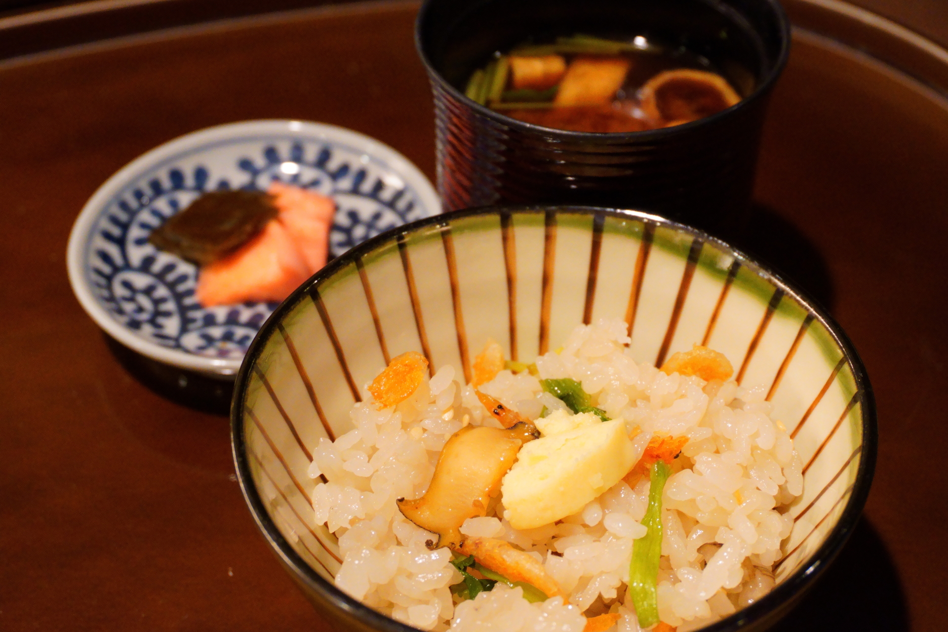 お茶碗に3分の1くらい盛り付けた様子