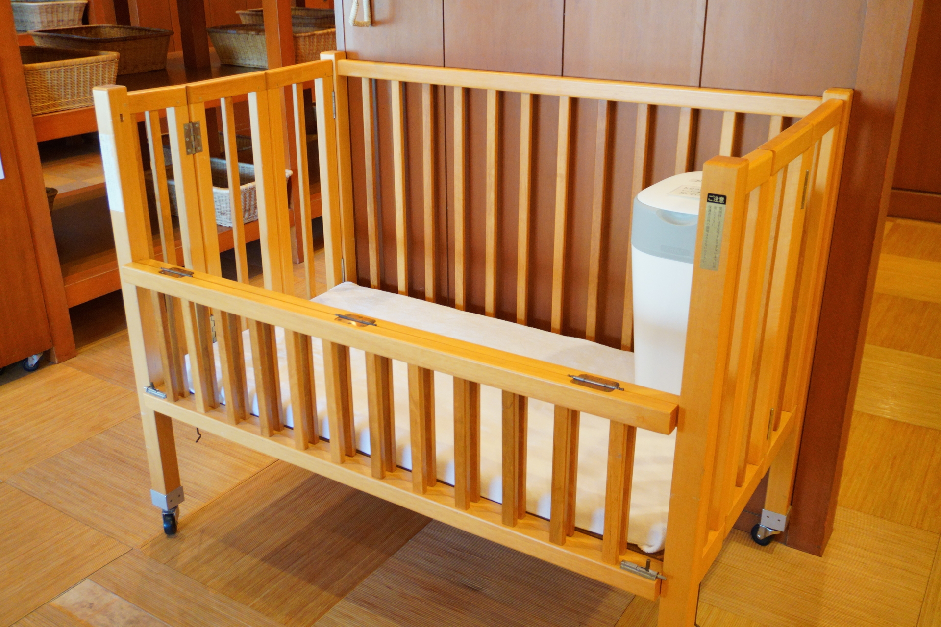 脱衣所にはベビーベッド、大浴場にはベビーバスが用意されている