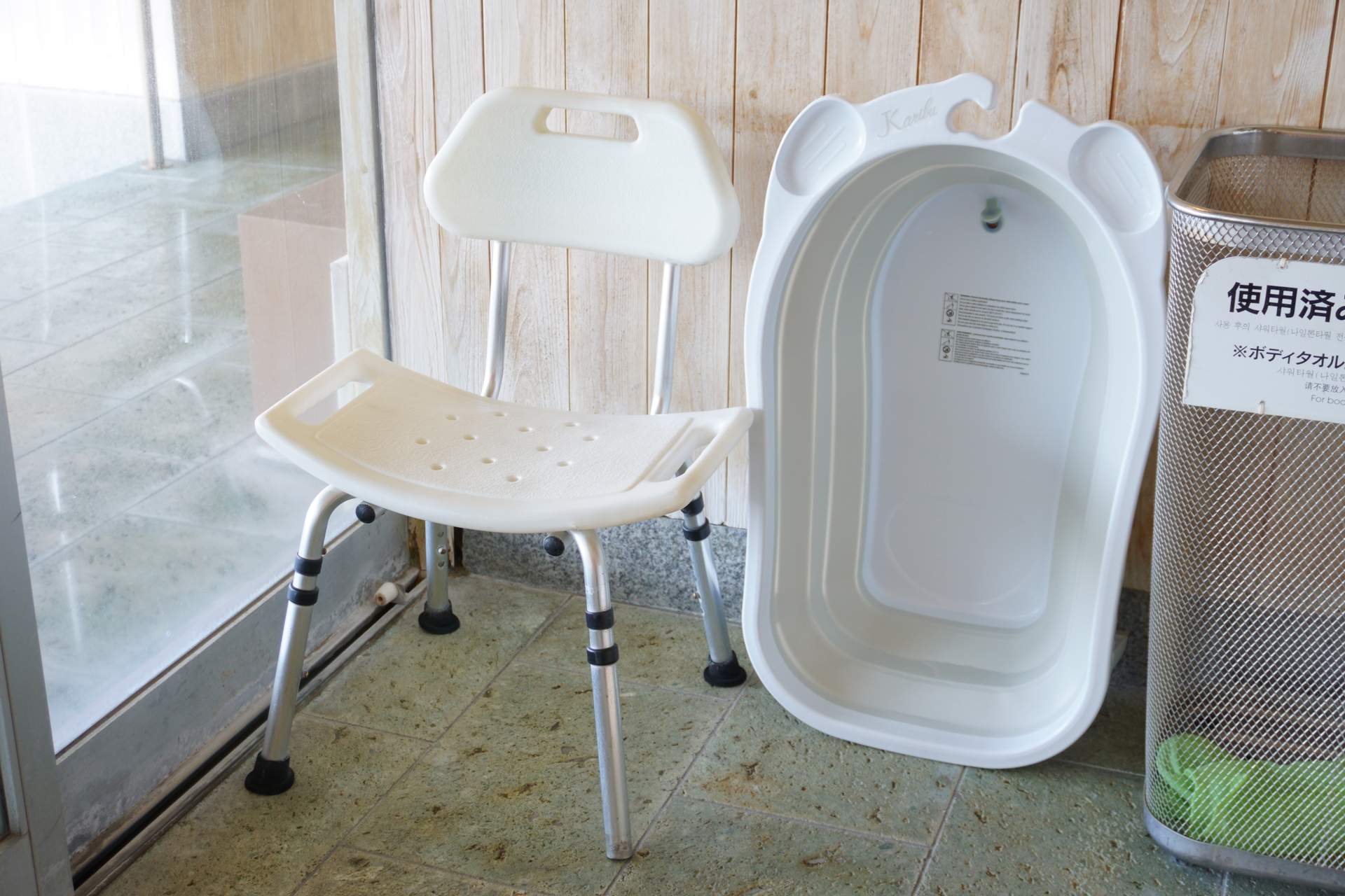 脱衣所にはベビーベッド、大浴場にはベビーバスが用意されている
