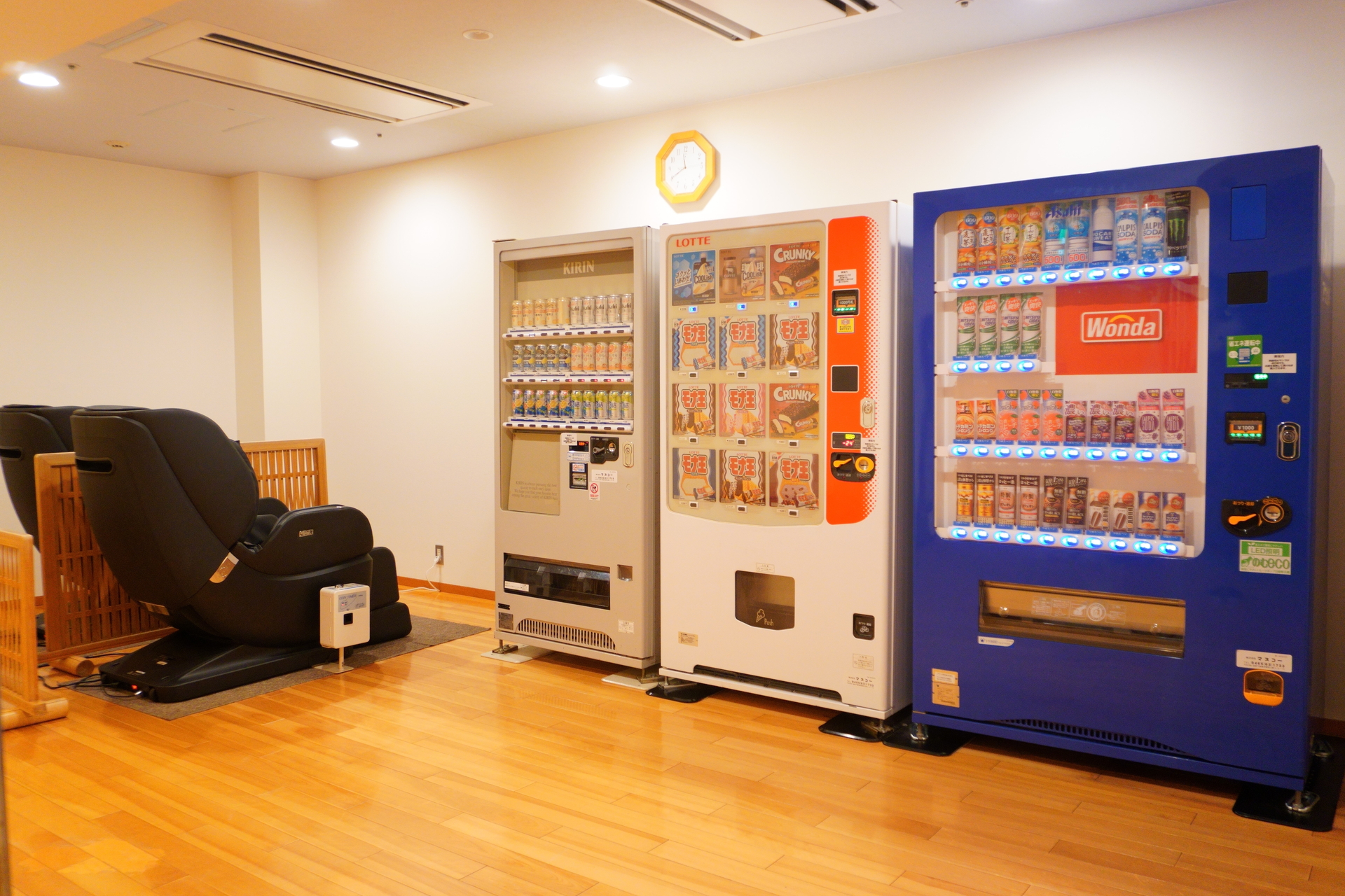 マッサージ機は10分200円、自販機はアルコール飲料の取り扱いあり
