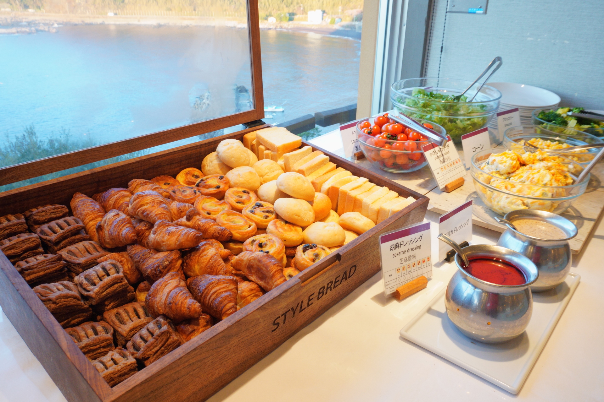 焼きたてのパンやフレッシュなサラダ