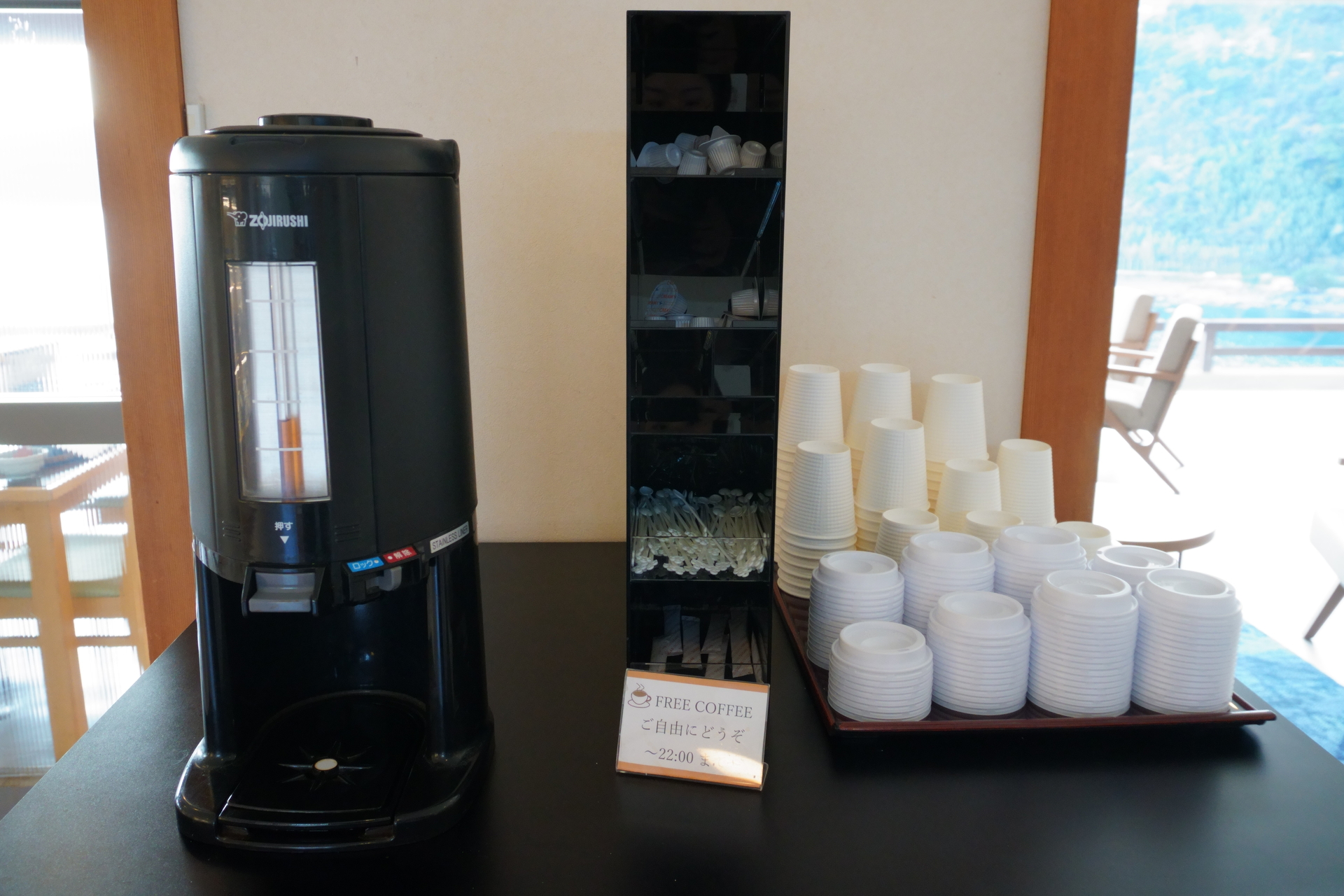 ウェルカムドリンクとしてホットコーヒーを22時まで提供