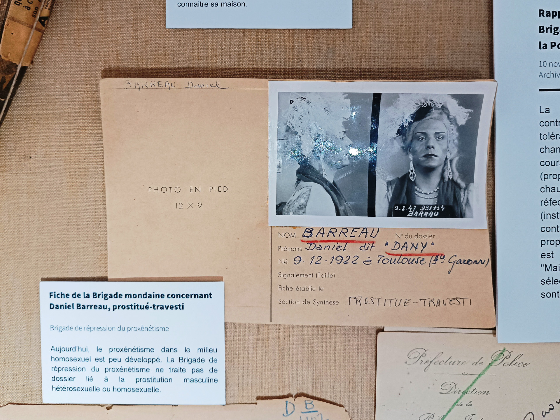 トランスジェンダーの男娼の身分証明書。現在では男娼の取り締まりをしていません