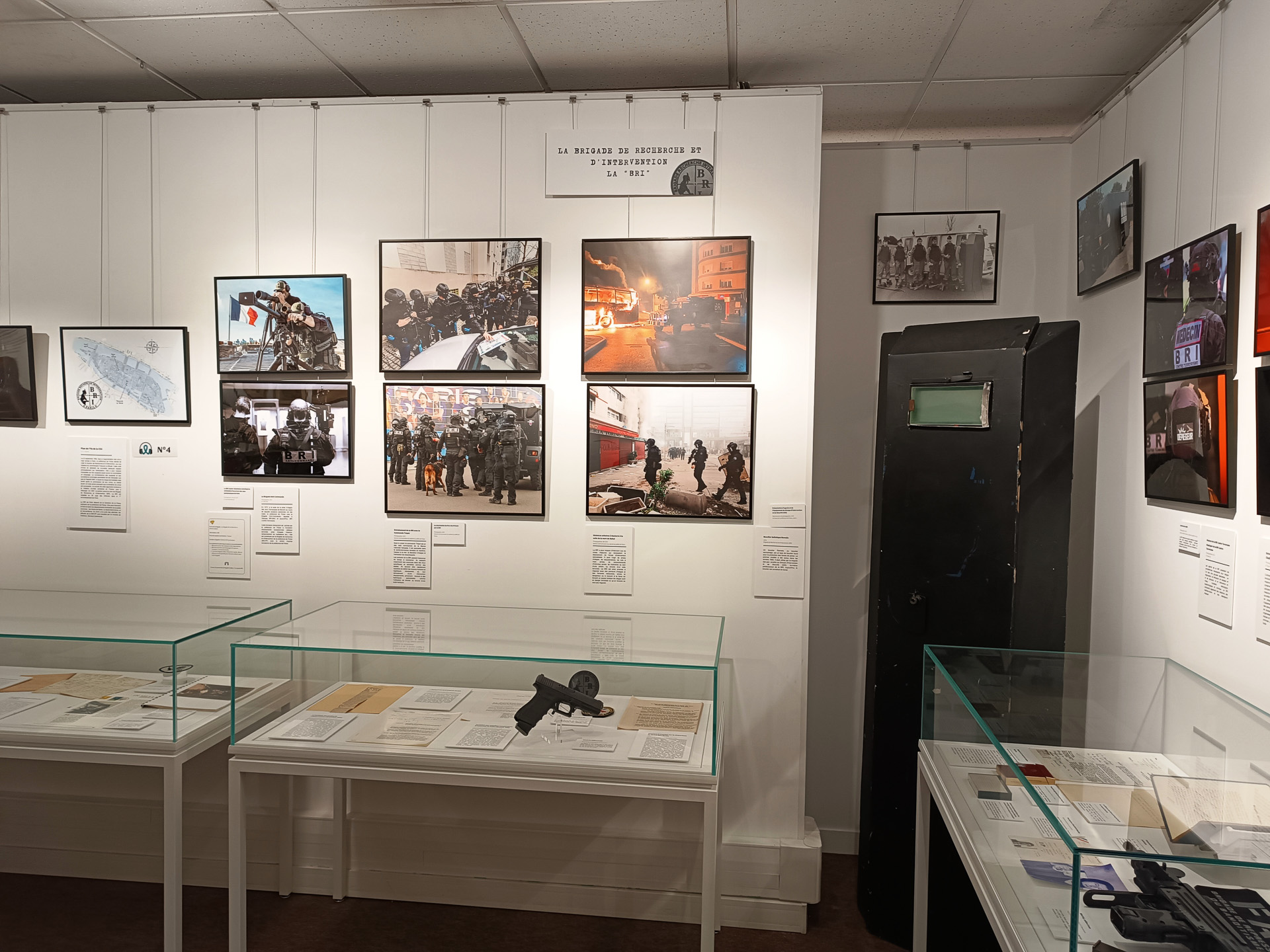 BRIの紹介と、BRIの担当した、銀行強盗犯の使ったカツラや望遠レンズの展示