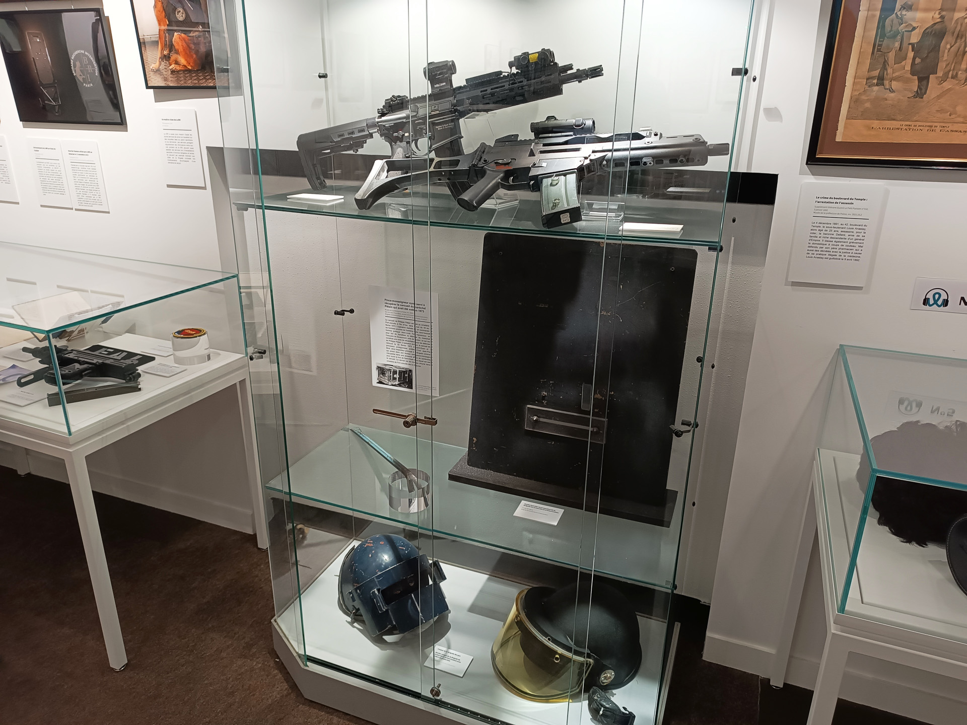 BRIの紹介と、BRIの担当した、銀行強盗犯の使ったカツラや望遠レンズの展示