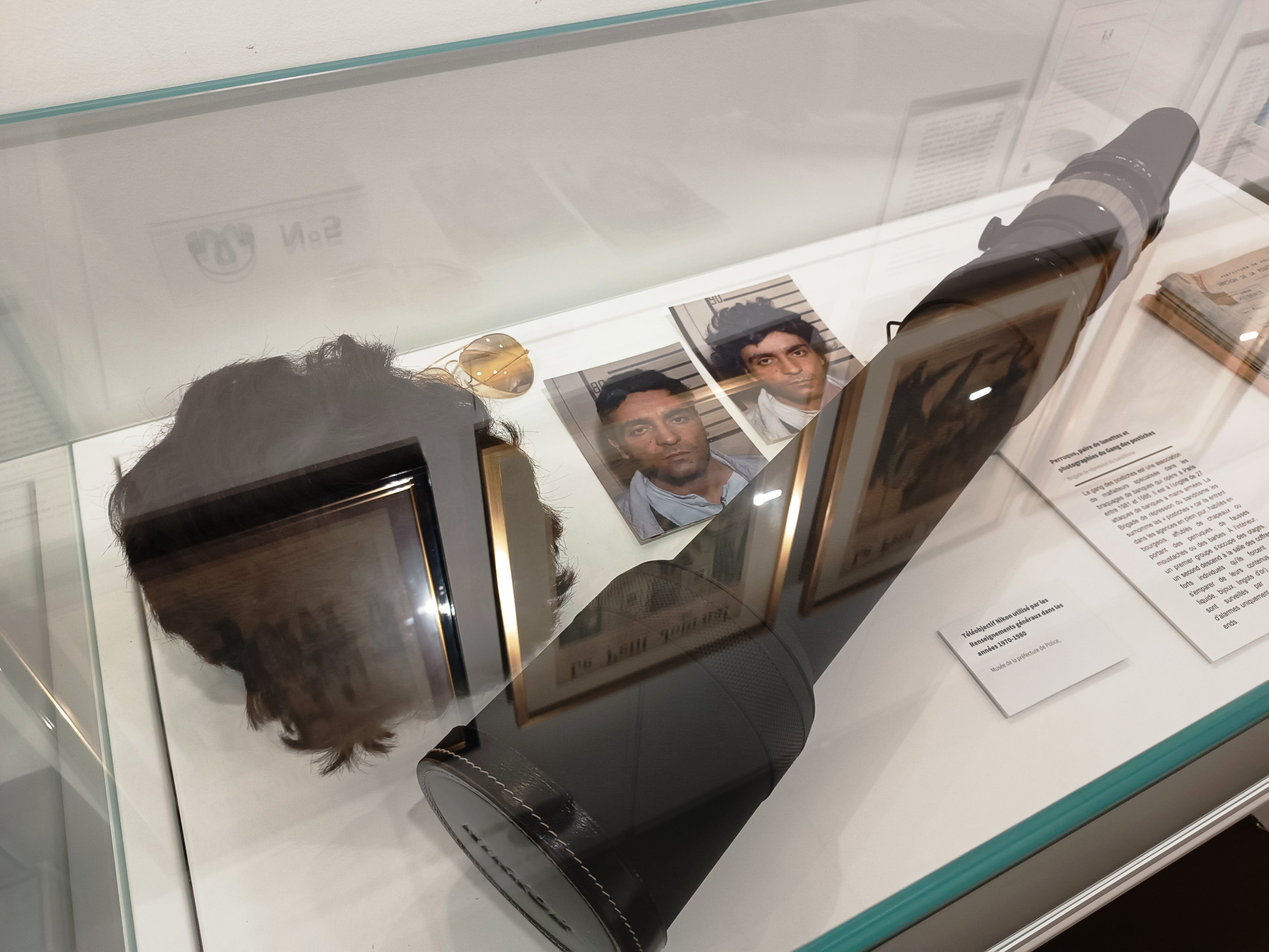 BRIの紹介と、BRIの担当した、銀行強盗犯の使ったカツラや望遠レンズの展示