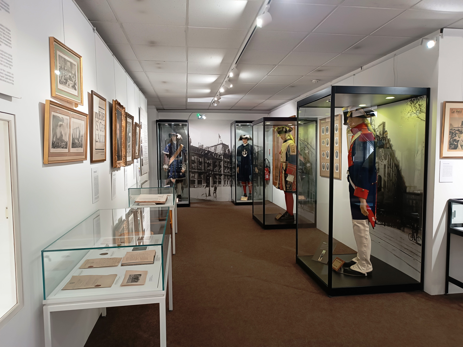 これまでの警官の制服、拳銃、手錠、こん棒など