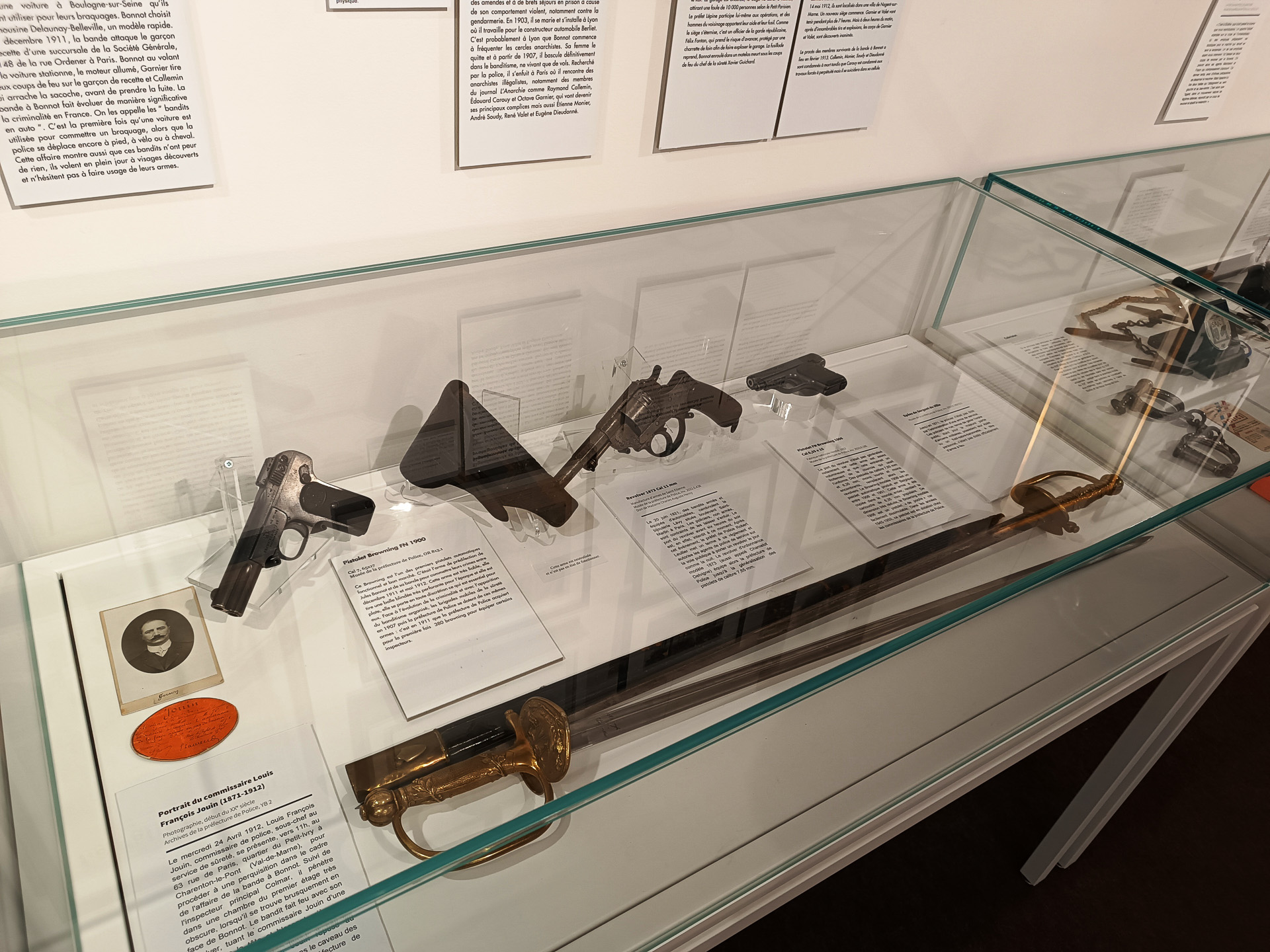 これまでの警官の制服、拳銃、手錠、こん棒など