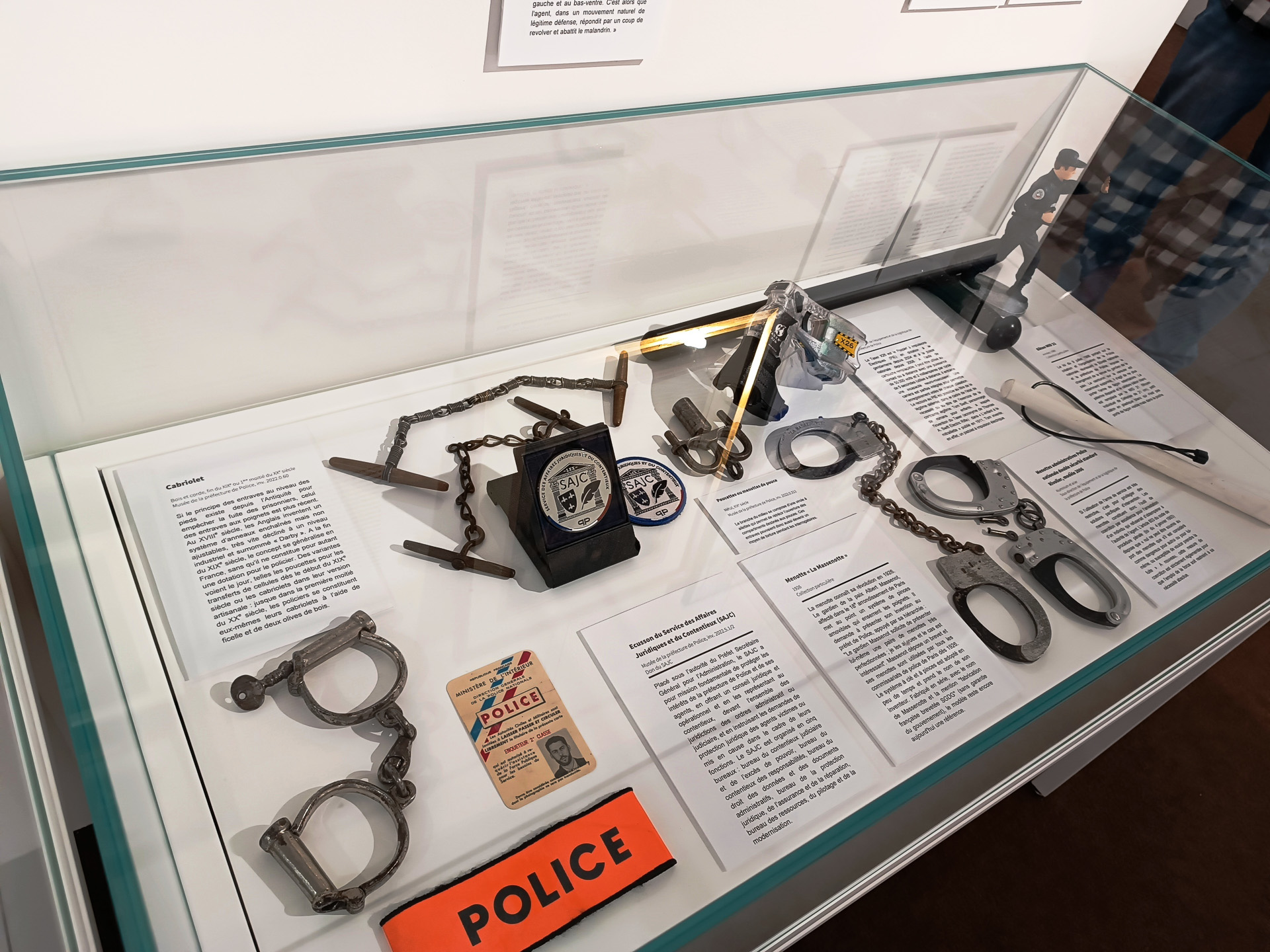 これまでの警官の制服、拳銃、手錠、こん棒など