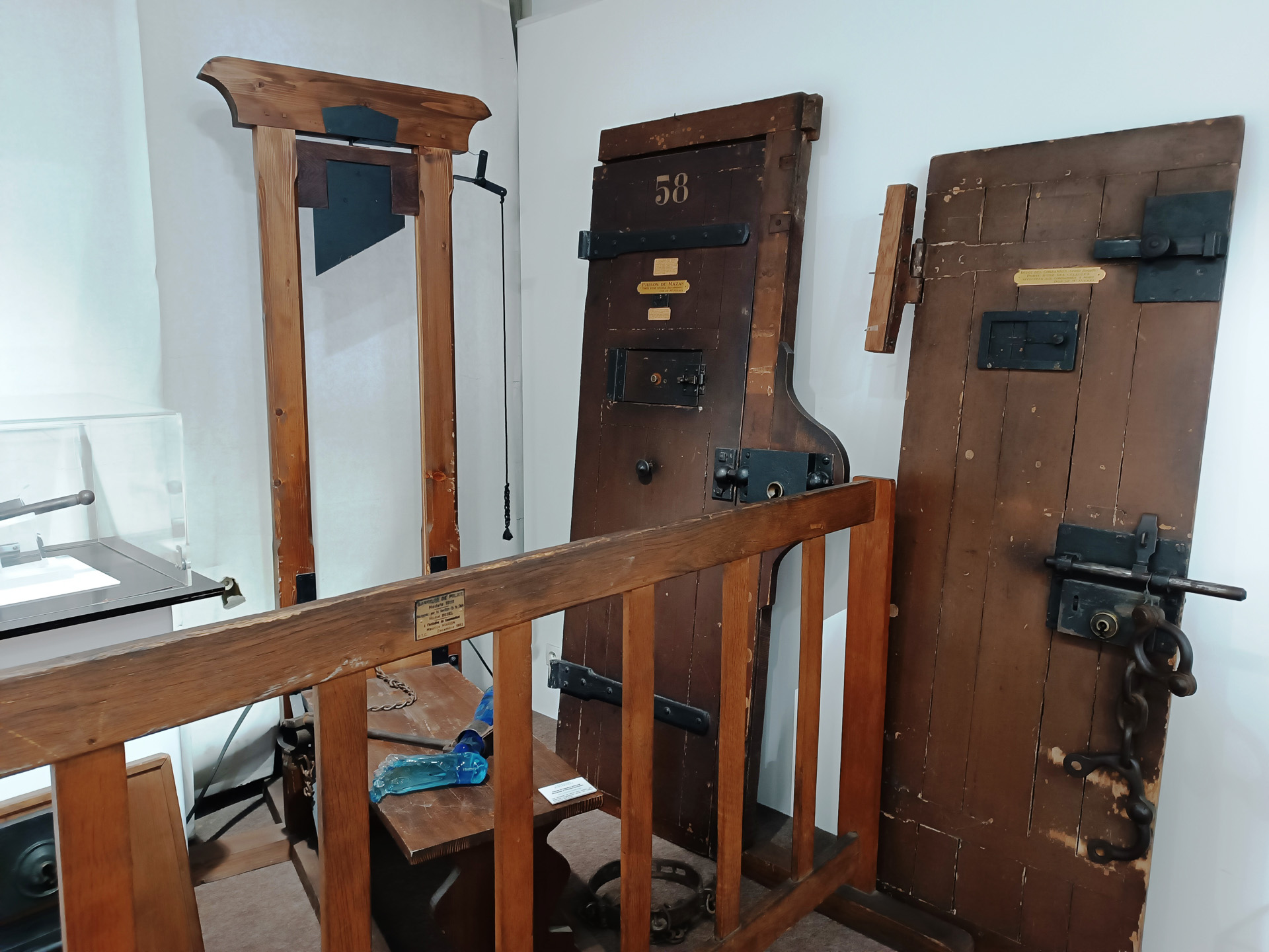 昔の牢獄の扉と、パリで実際に使われていたギロチン