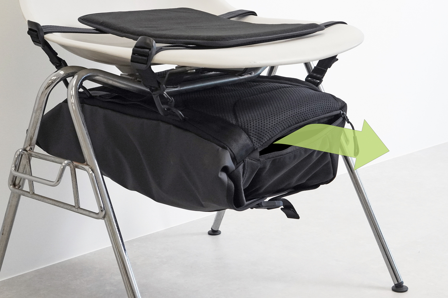 座席に取り付けた状態でもメイン収納部にアクセスできる