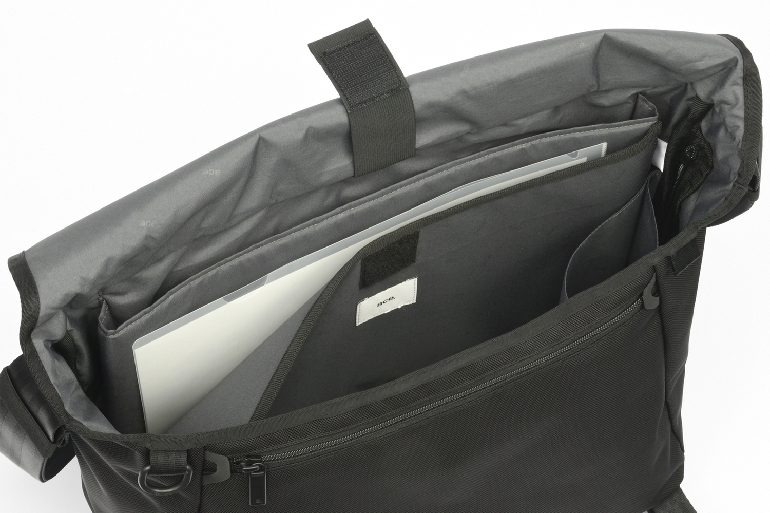 チラシを折らずに収納できるビラポケット