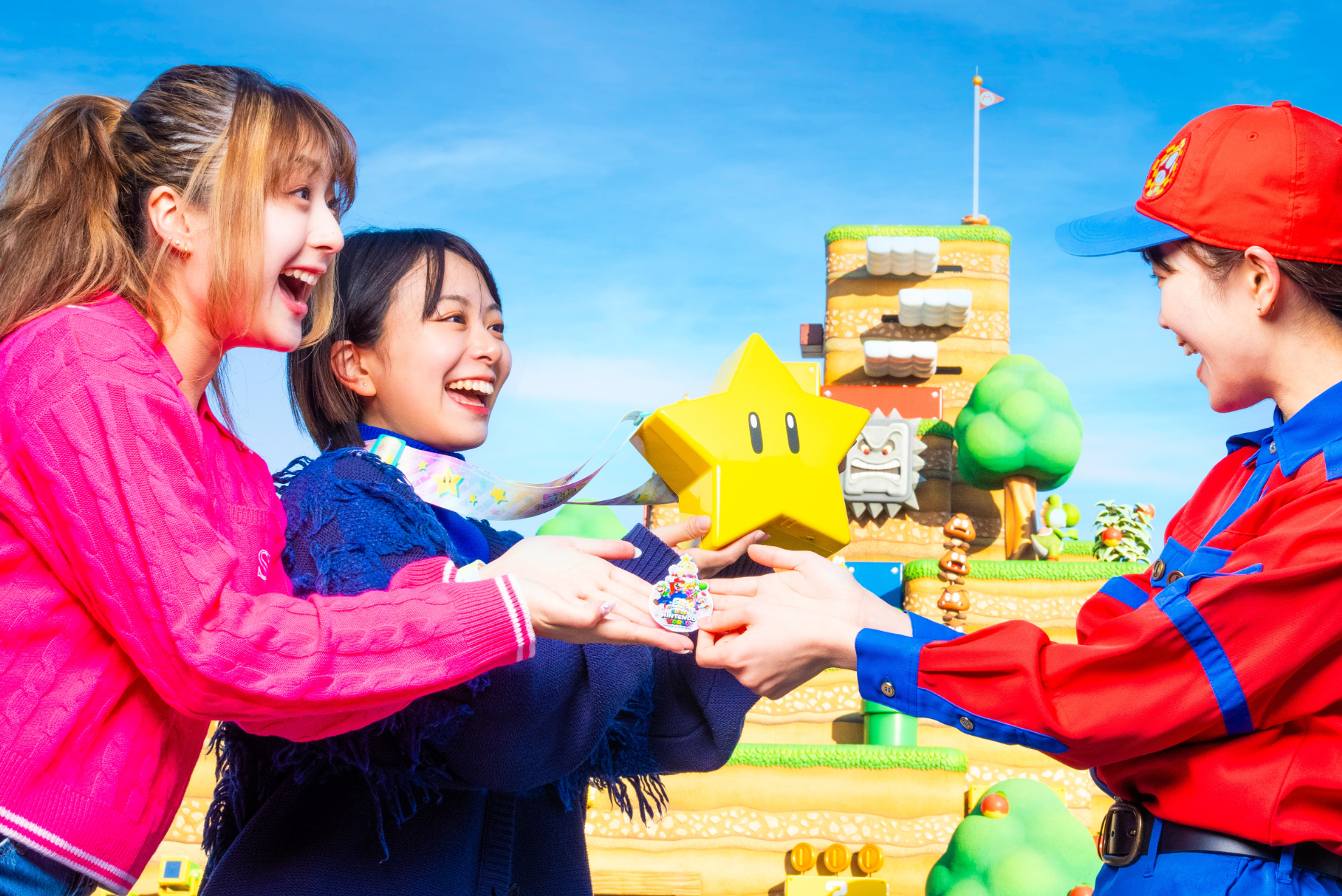 5周年を祝うケーキを焼くことにしたマリオ、ルイージ、ピーチ姫、キノピオ、ヨッシー。ところが、ケーキのデコレーションに使うはずだった特別な「スーパースター」がエリアのあちこちに飛び散ってしまった。これを探してクルーに届け、限定ステッカーをもらおう（なくなり次第終了）