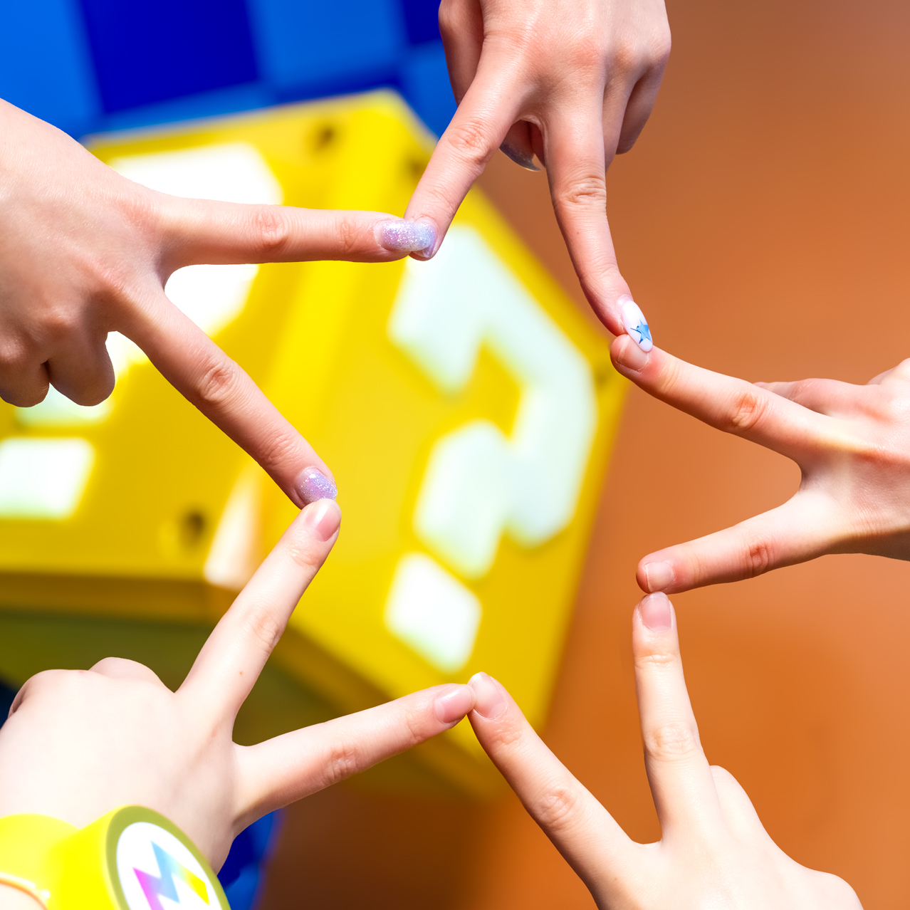 5周年を祝うケーキを焼くことにしたマリオ、ルイージ、ピーチ姫、キノピオ、ヨッシー。ところが、ケーキのデコレーションに使うはずだった特別な「スーパースター」がエリアのあちこちに飛び散ってしまった。これを探してクルーに届け、限定ステッカーをもらおう（なくなり次第終了）