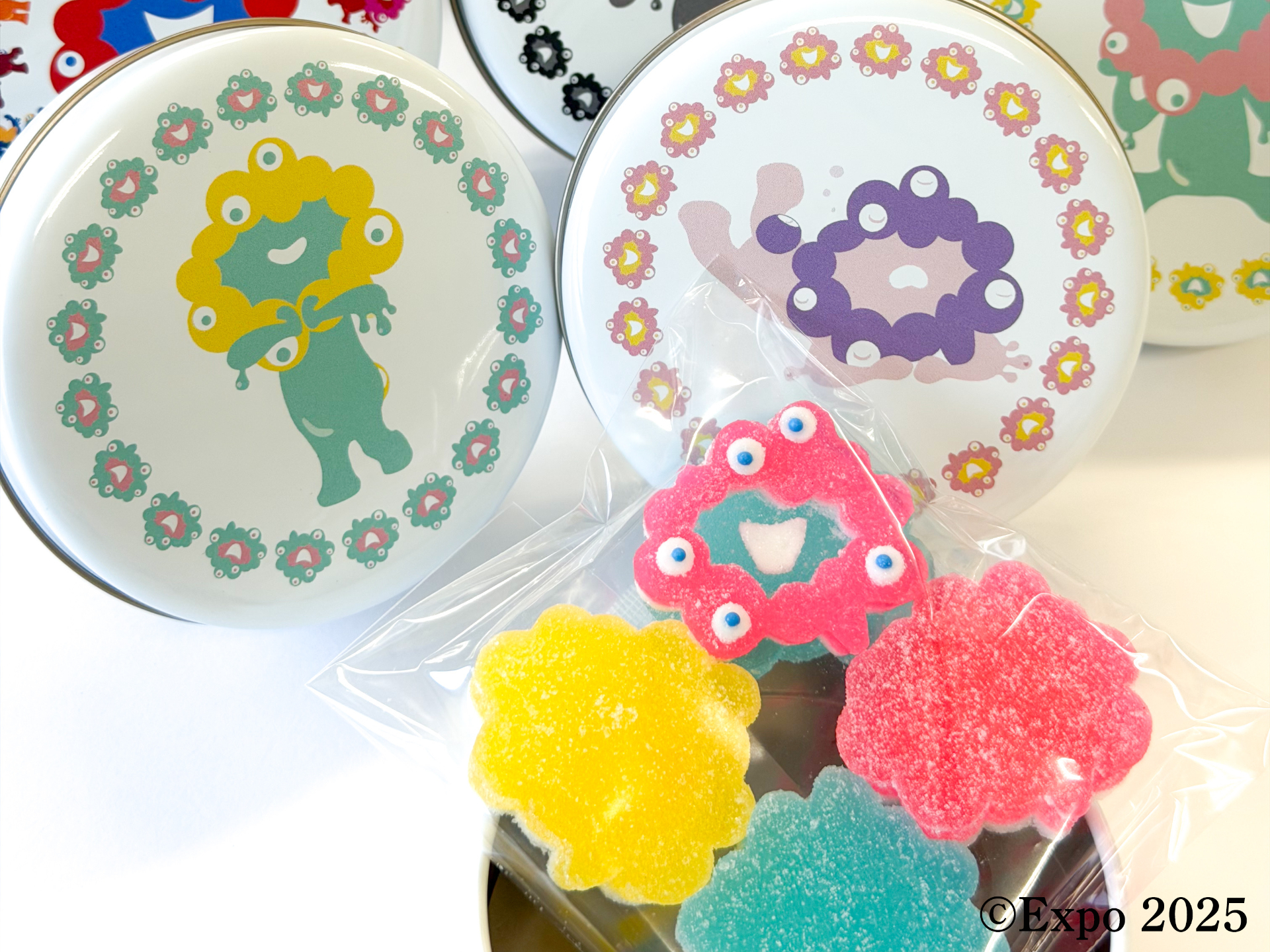 通常はプリントされたミャクミャクのゼリー、大当たりにはリアルな3Dミャクミャクのゼリーが入っている