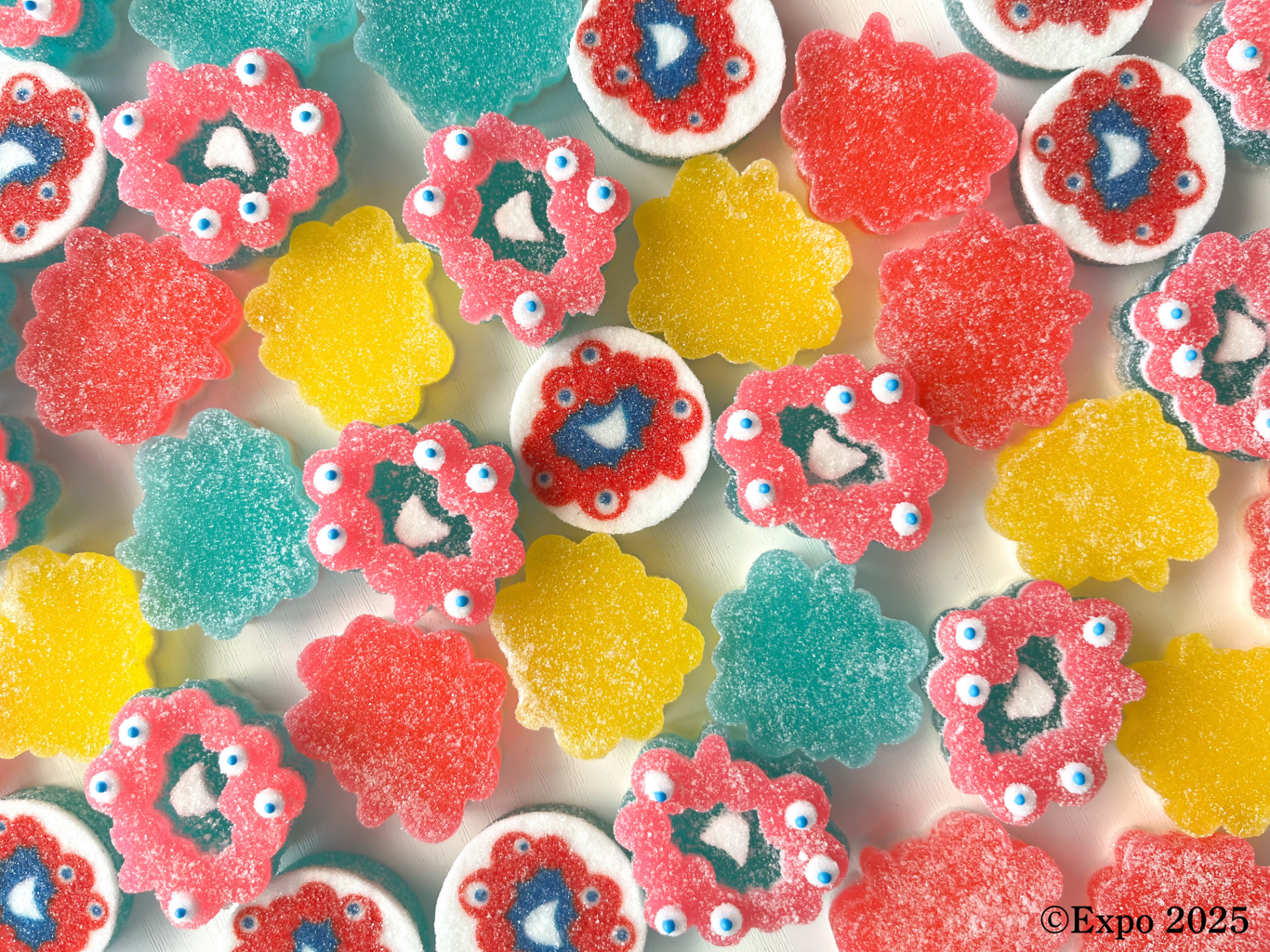 大阪で1959年に創業した和菓子メーカー「みどり製菓」の伝統細工ゼリーがミャクミャクとコラボ