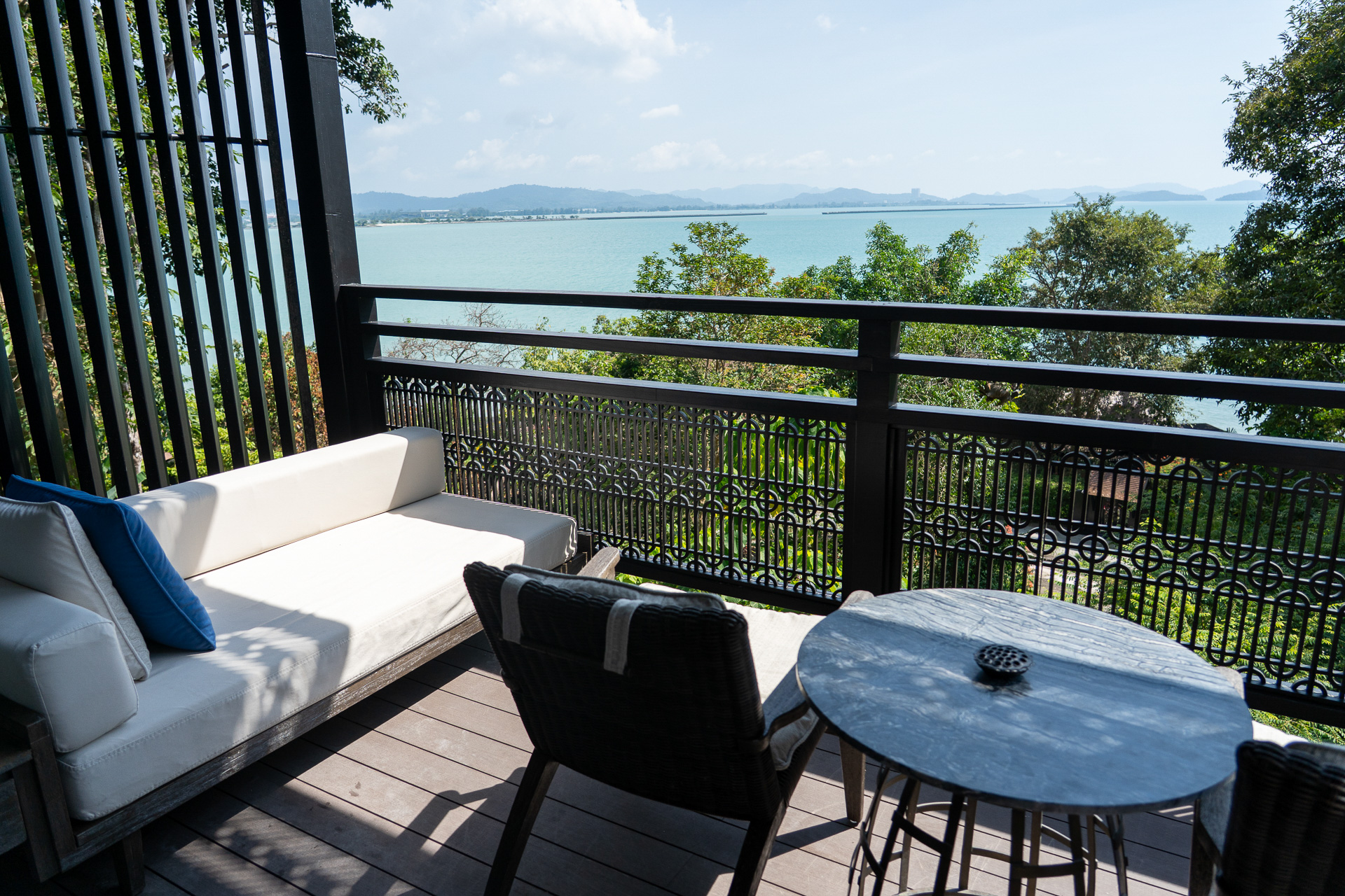 アンダマン海を臨む「ザ・リッツ・カールトン・ランカウイ」の客室テラス