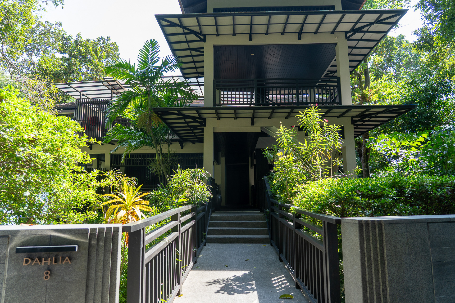 内陸に建つレインフォレスト（熱帯雨林）を望む「デラックスルーム」を内見