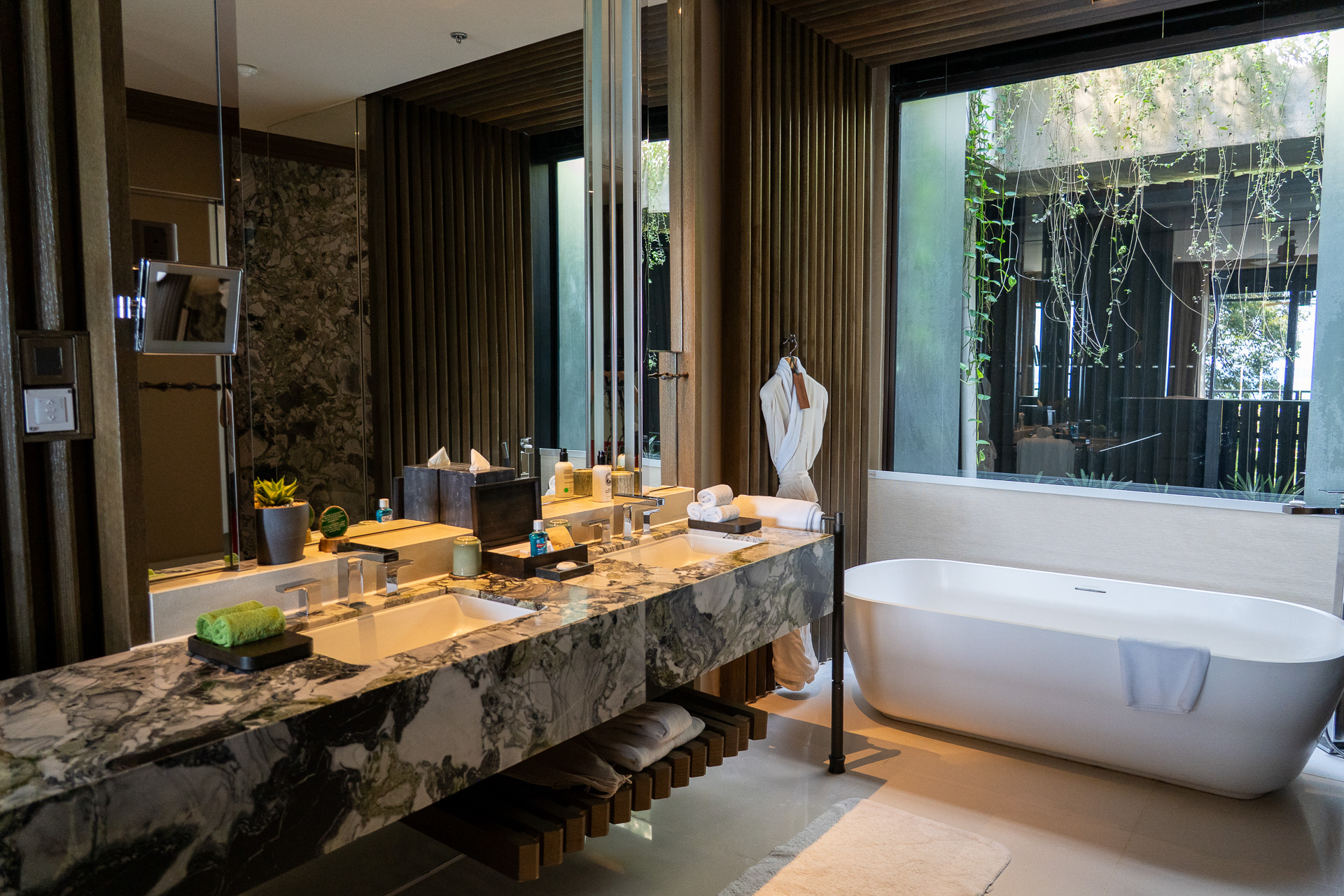 広くて美しいバスルーム