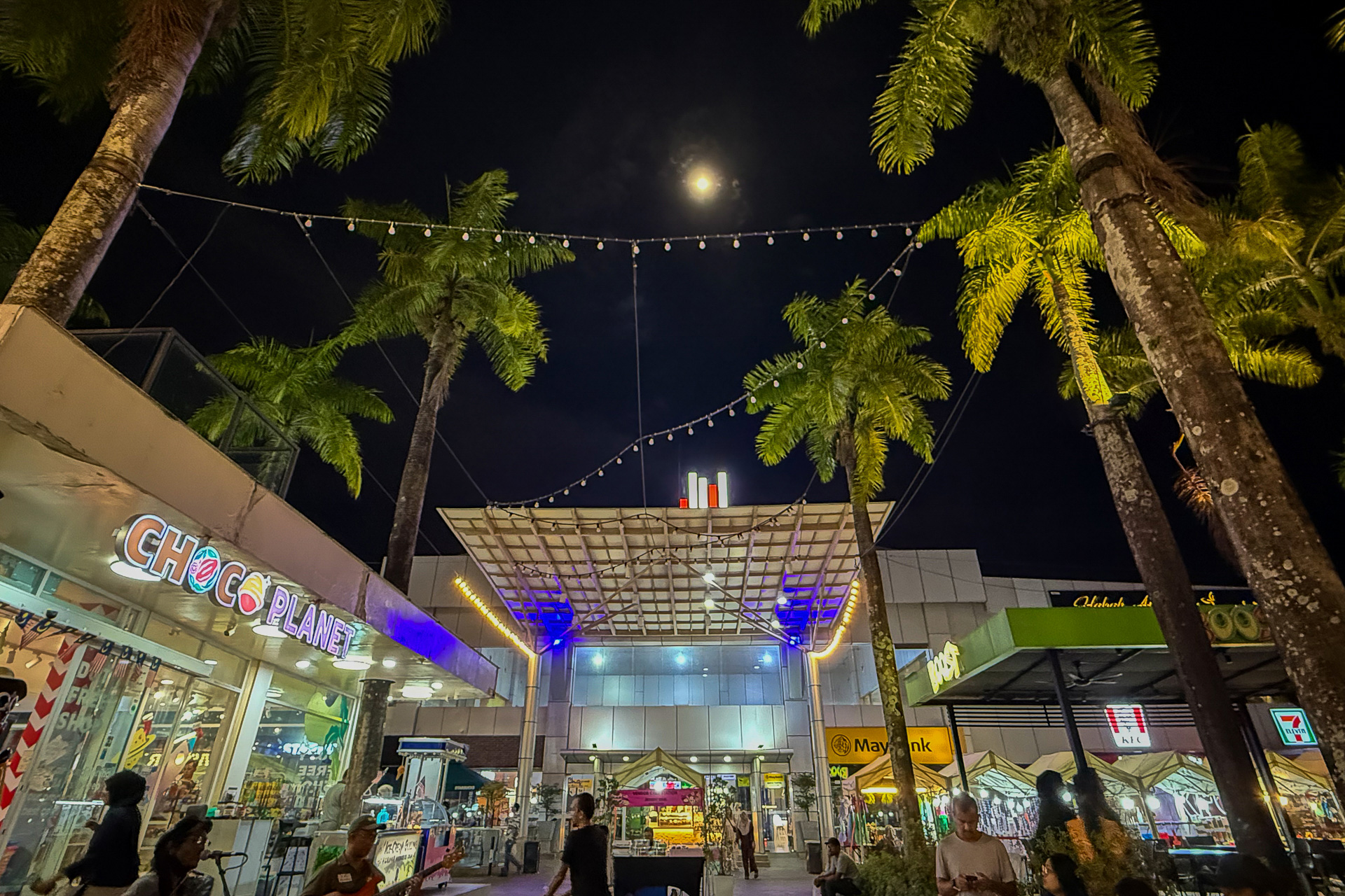人気のチェナンビーチ周辺は夕方から夜にかけてにぎやかに