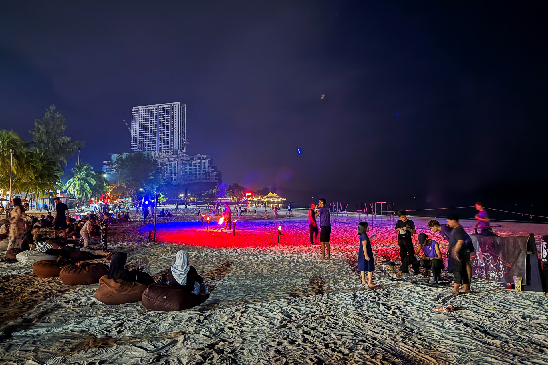 ビーチではファイヤーショーを鑑賞