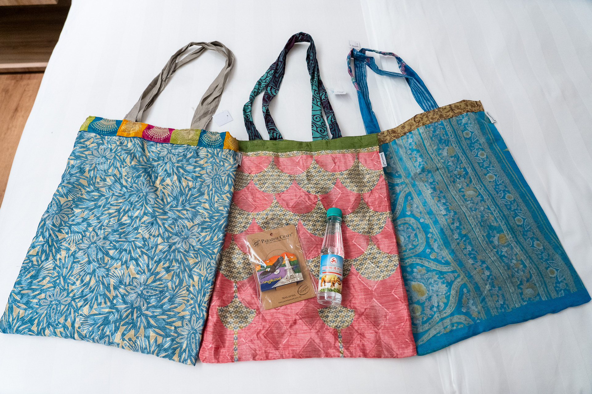 つるんとしたサリー生地のトートバッグは15RM（584円）。女友達へのお土産に