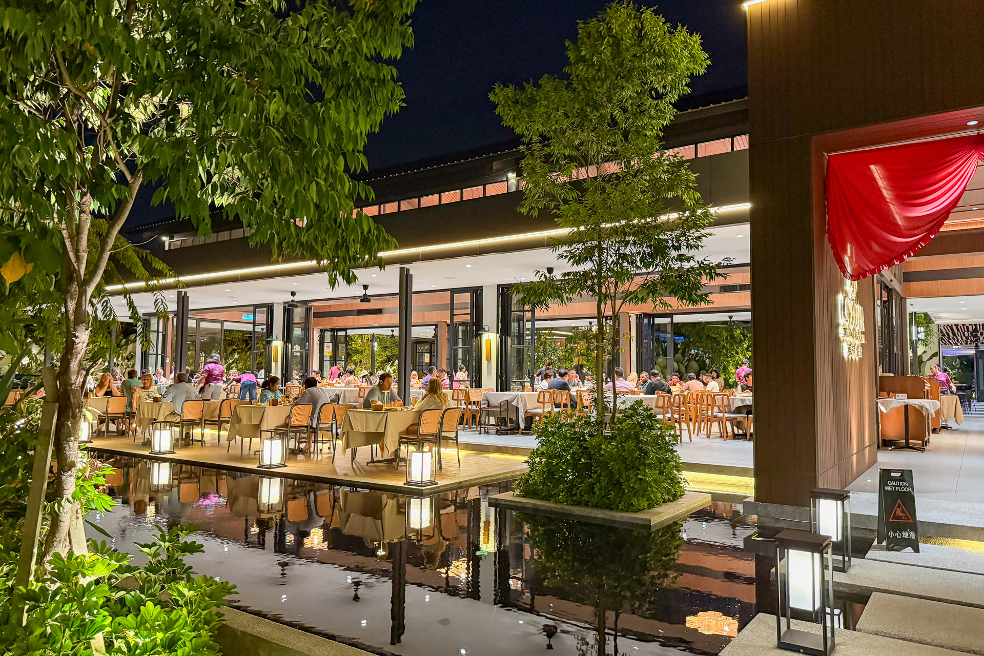 最後の夕食はローカルにも人気のシーフードレストラン「Orkid Ria Seafood Restaurant」へ