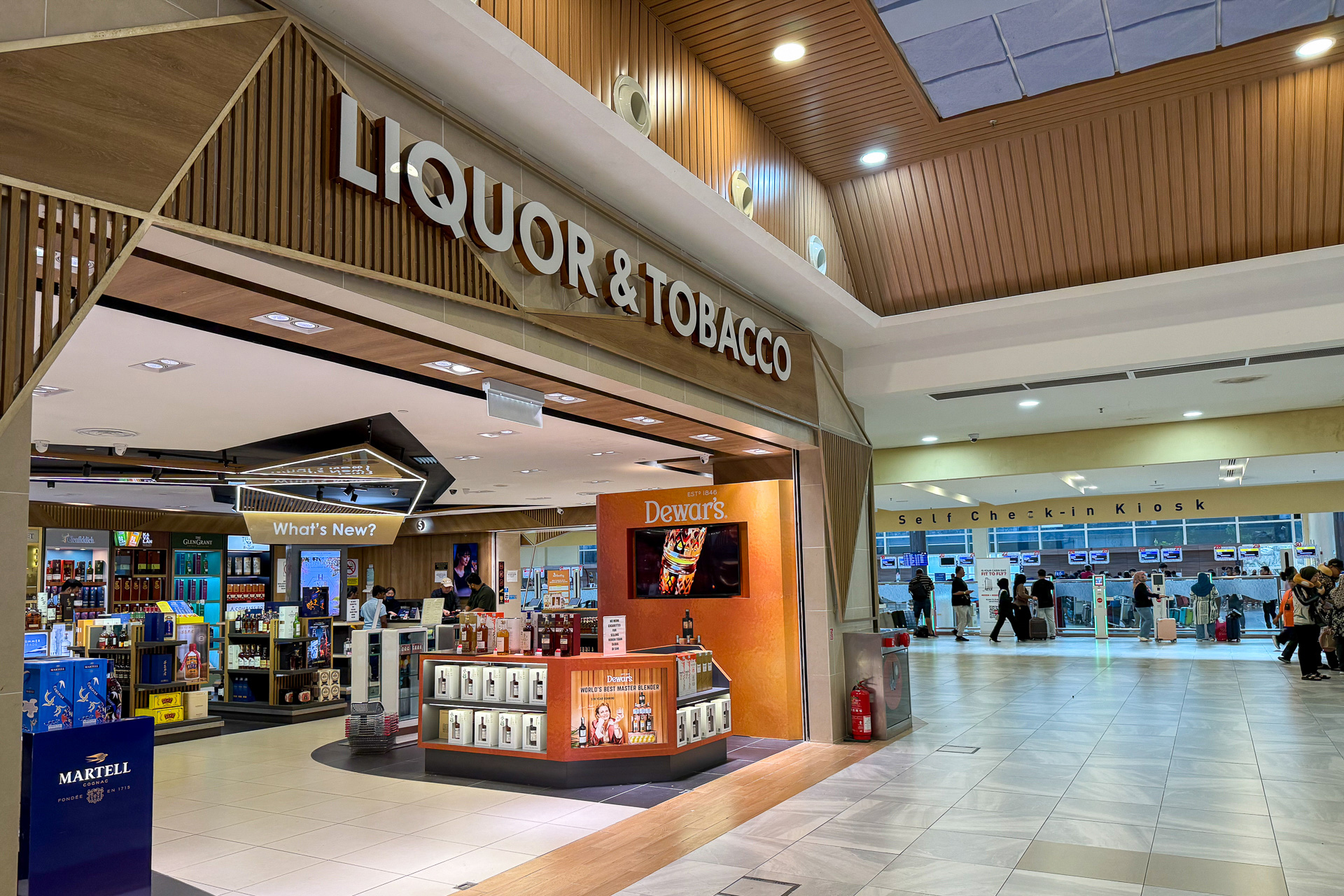 お店やカフェ、レストランなどは非制限エリアにあるランカウイ国際空港。なかに入ってしまうとほとんどありません