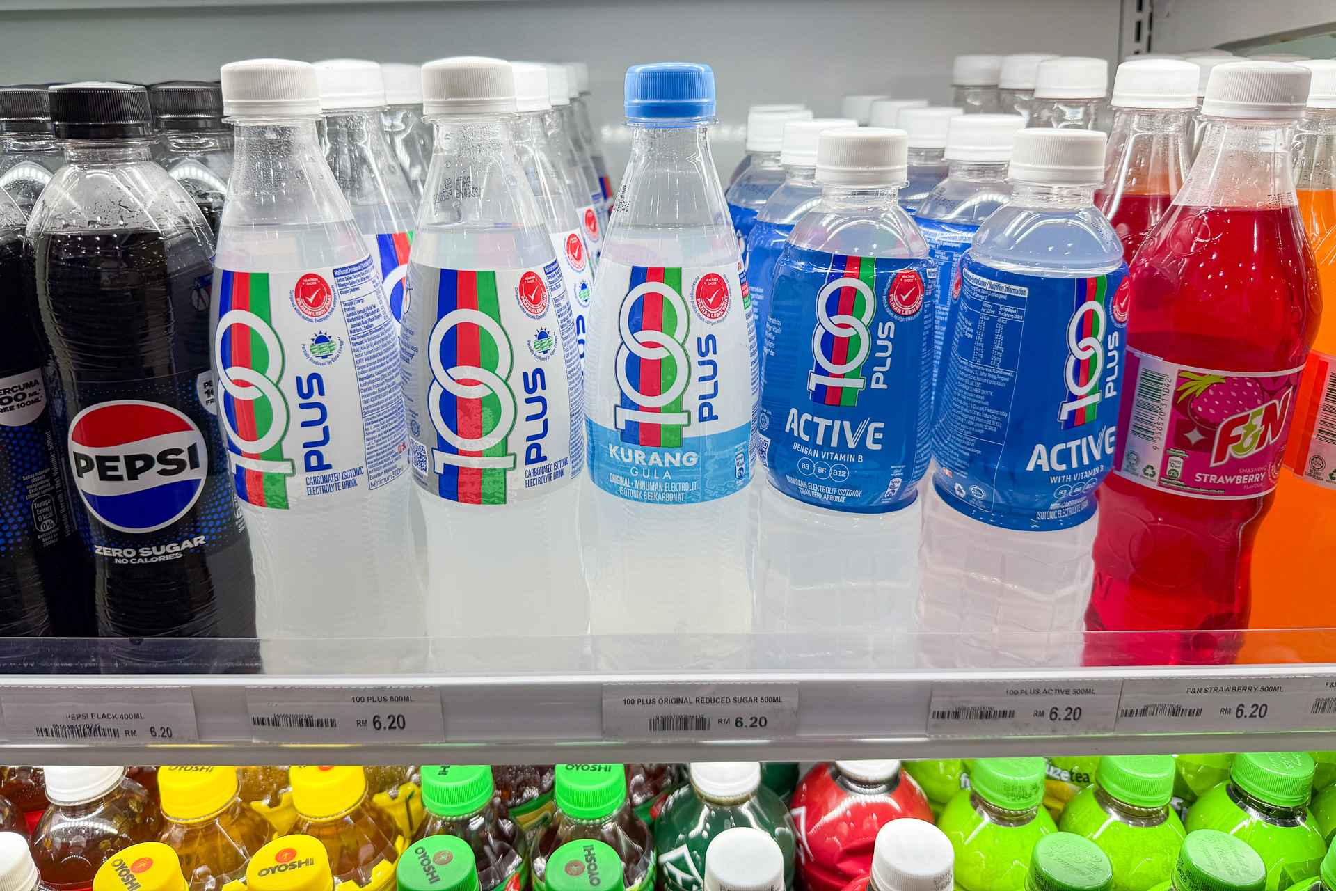 マレーシアの国民的ドリンク「100PLUS」。空港ではRM6.2（約240円）