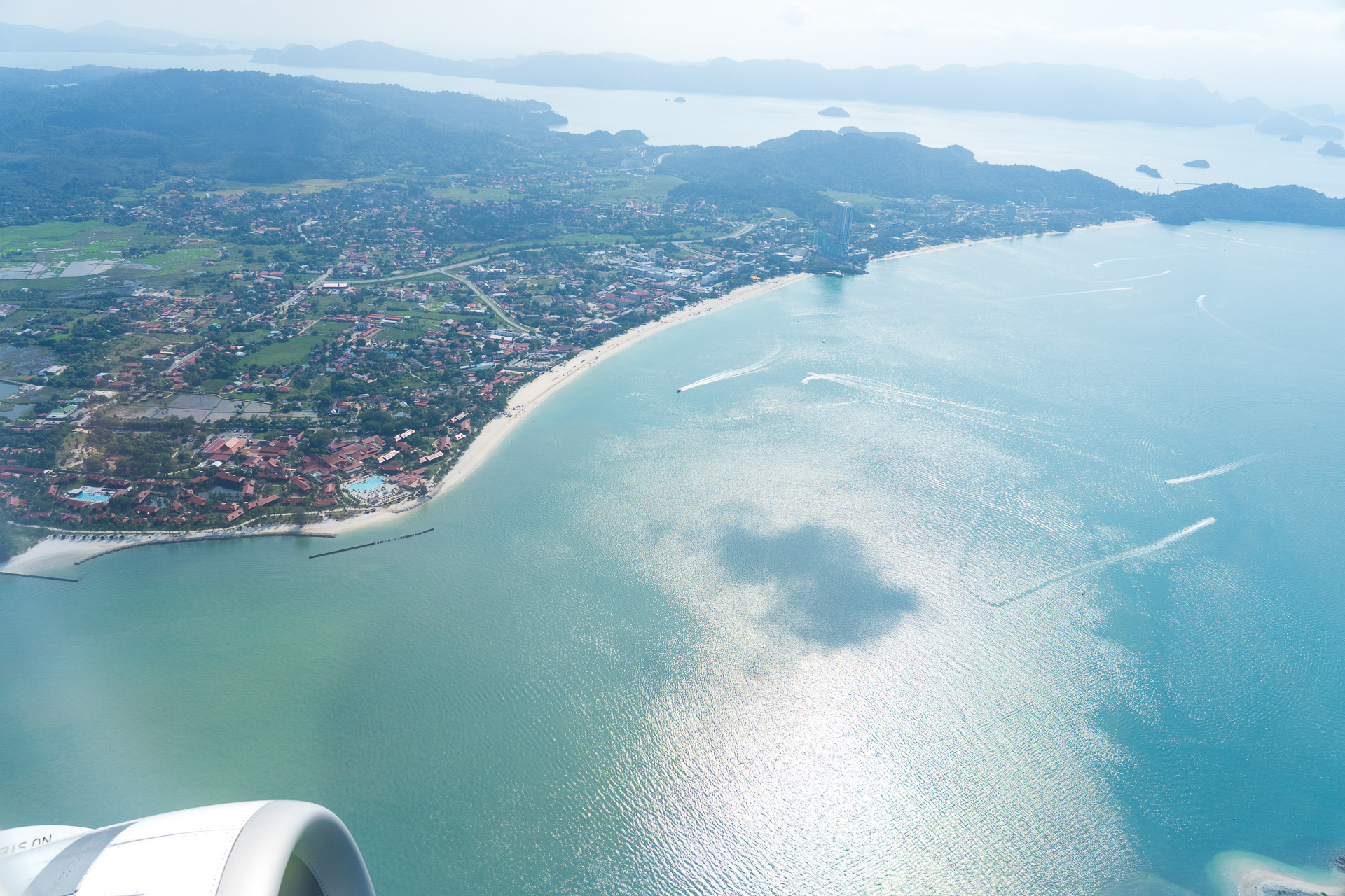 白砂のチェナンビーチがよく見えます