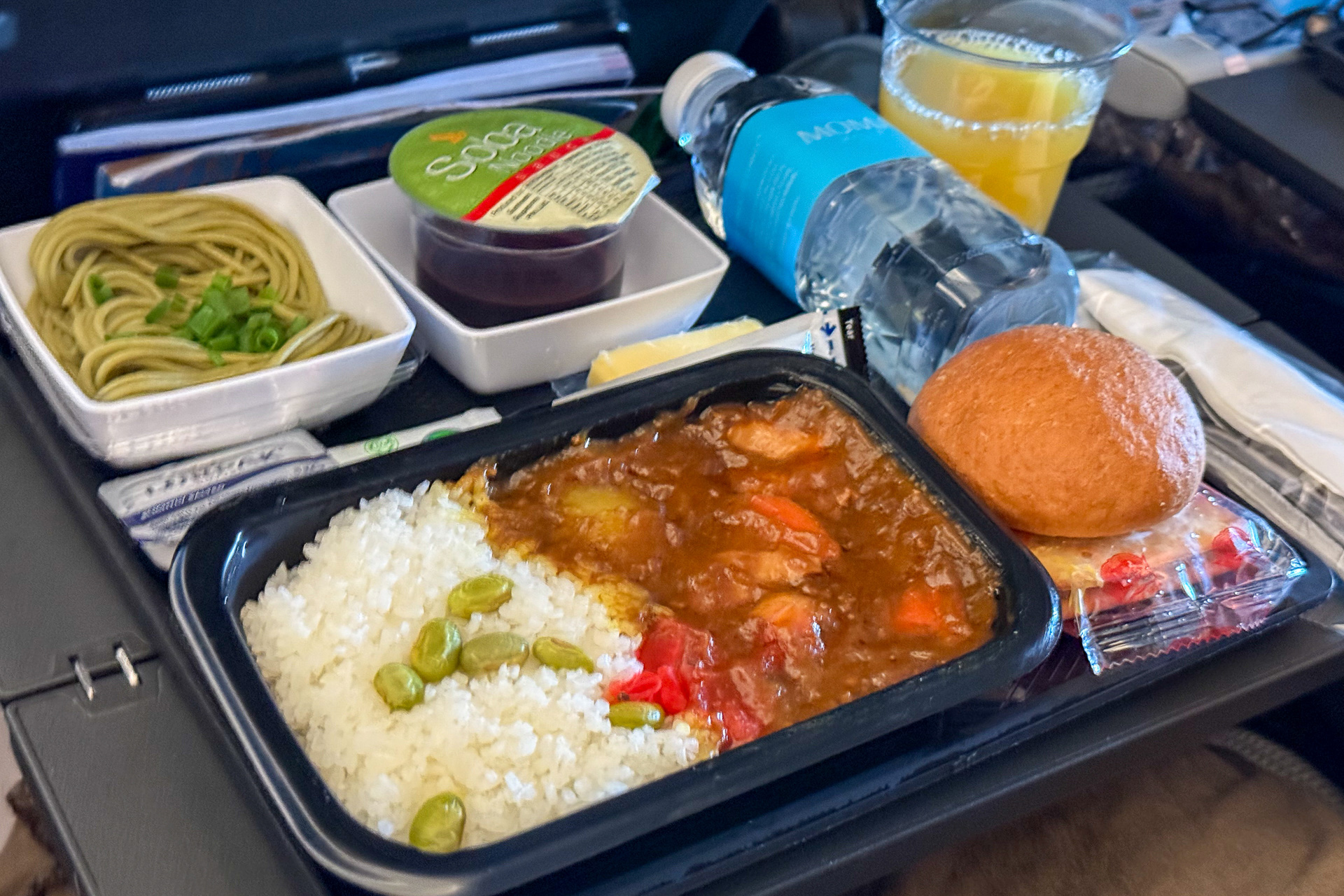 機内食。お蕎麦とパンとカレー（笑）。このカレーが美味しくてペロリと完食