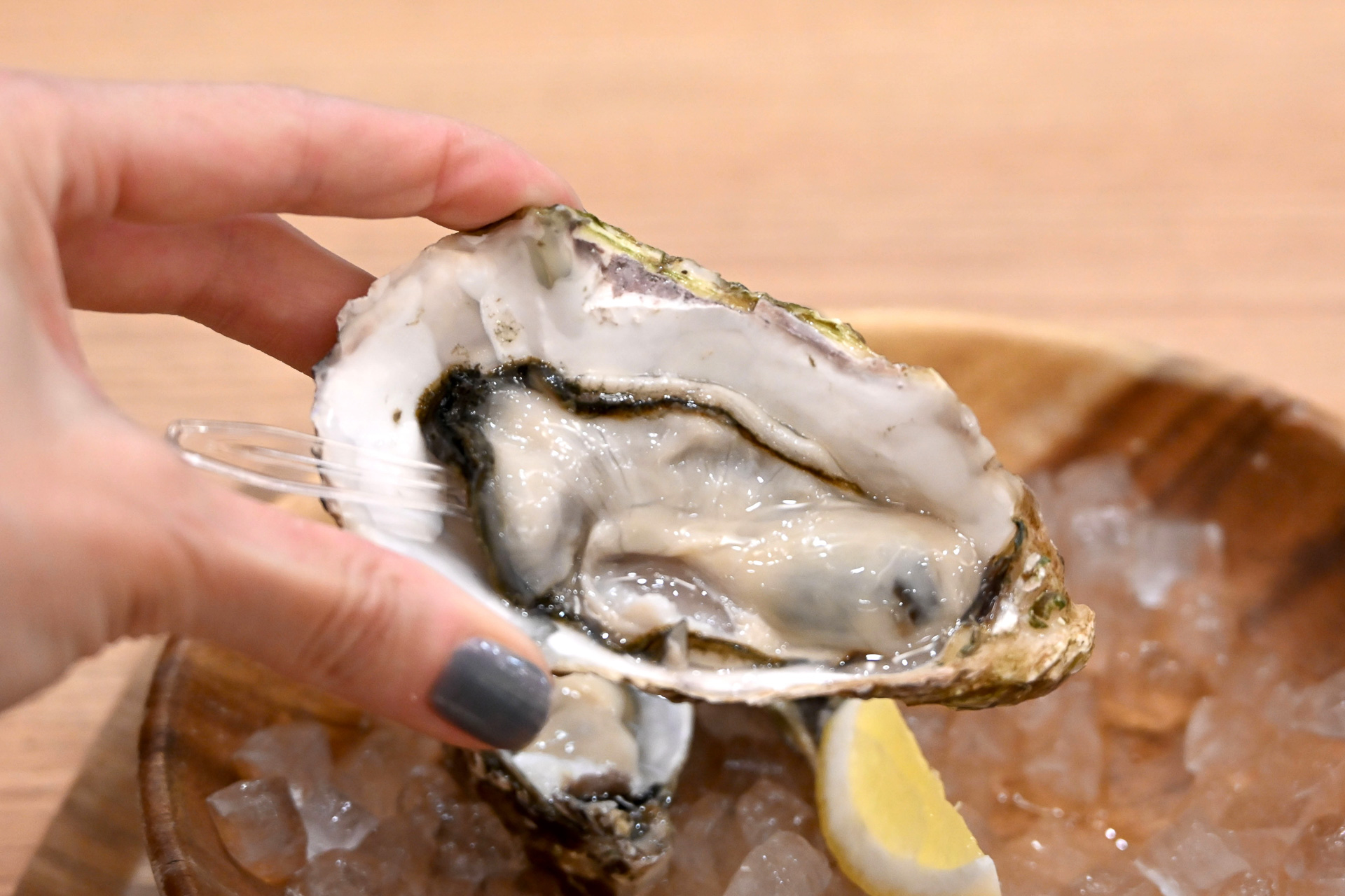 呉市 音戸海産「かきむすめ」（580円～）。肉厚で甘味が強く、調味料を乗せても立つ濃さが特徴。冬場は身入りが増してよりジューシー