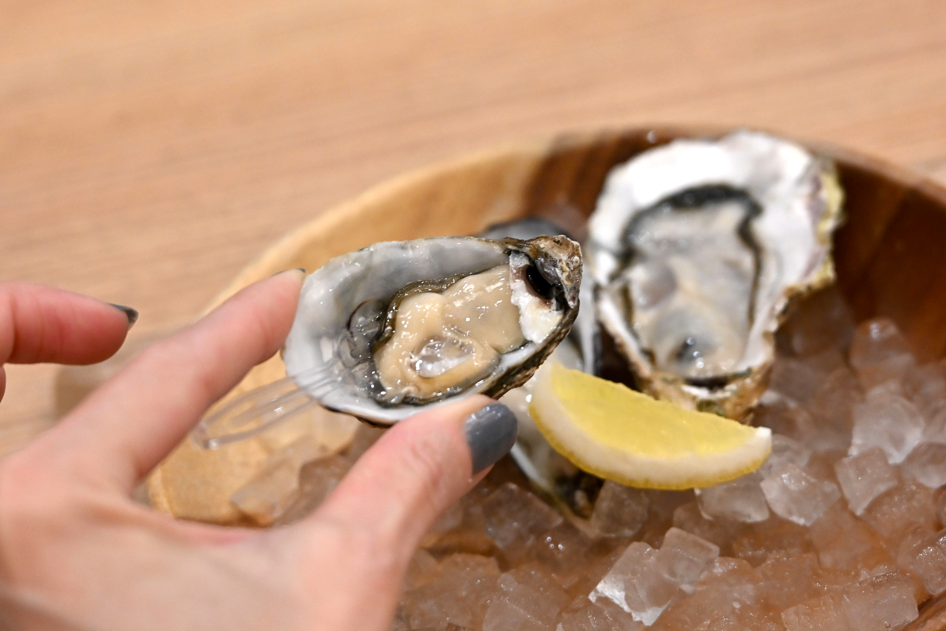 大崎上島町 ファームスズキ「塩田熟成牡蠣（クレールオイスター）」（650円～）。日本で唯一、塩田育ち。小粒な身はまろやかで贅沢な旨みがじゅわぁ～