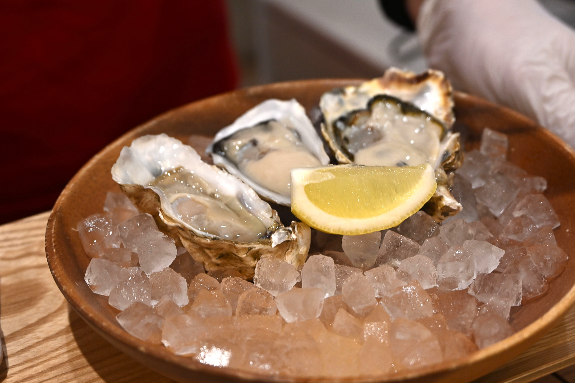 3種食べ比べセット（1750円～）。それぞれの味わいの違いを1皿で。口のなかいっぱいに海の美味しさが広がる