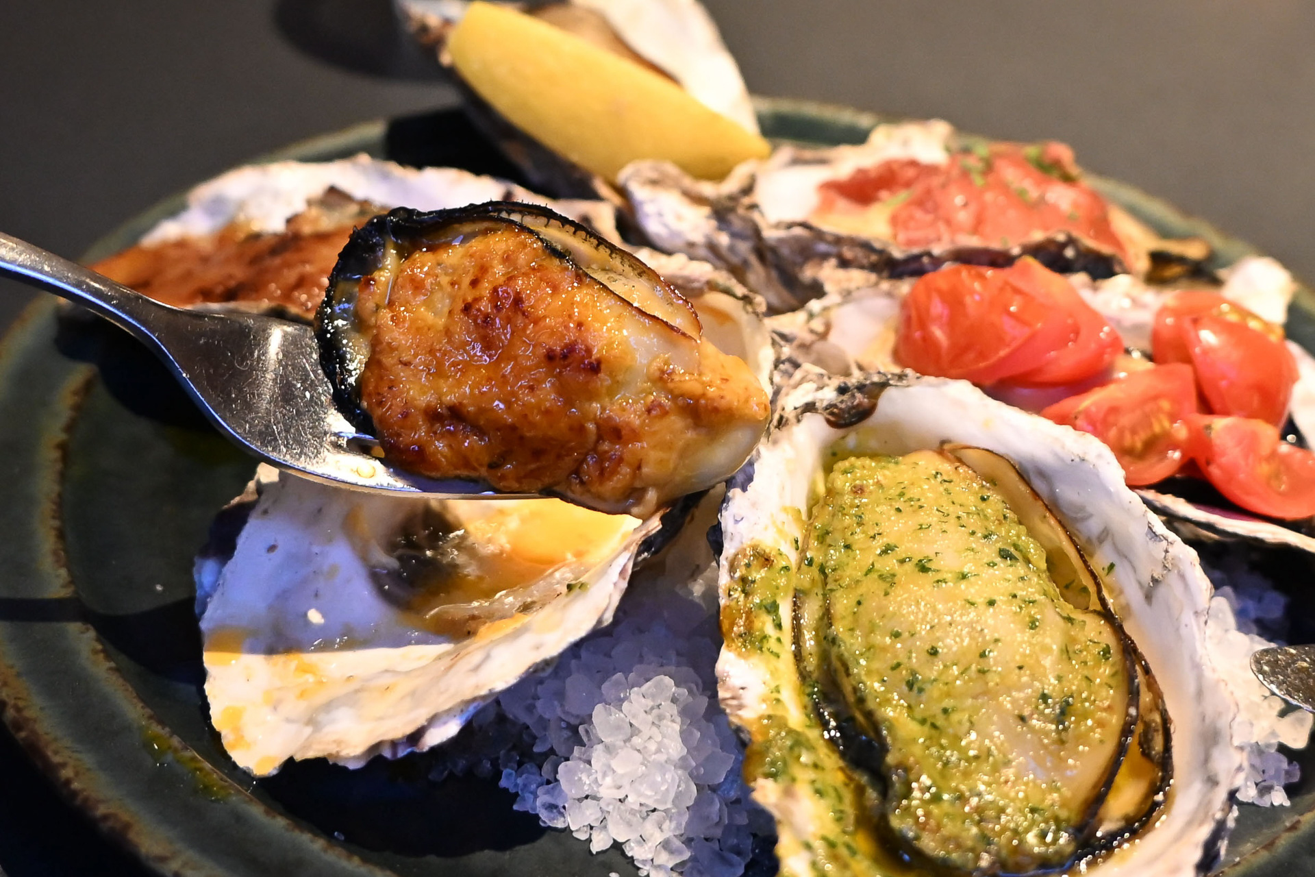 雲丹バター焼き、ガーリックバター焼きほか、全6種異なるアレンジが1皿に。かき料理のアレンジの幅の広さを楽しめる