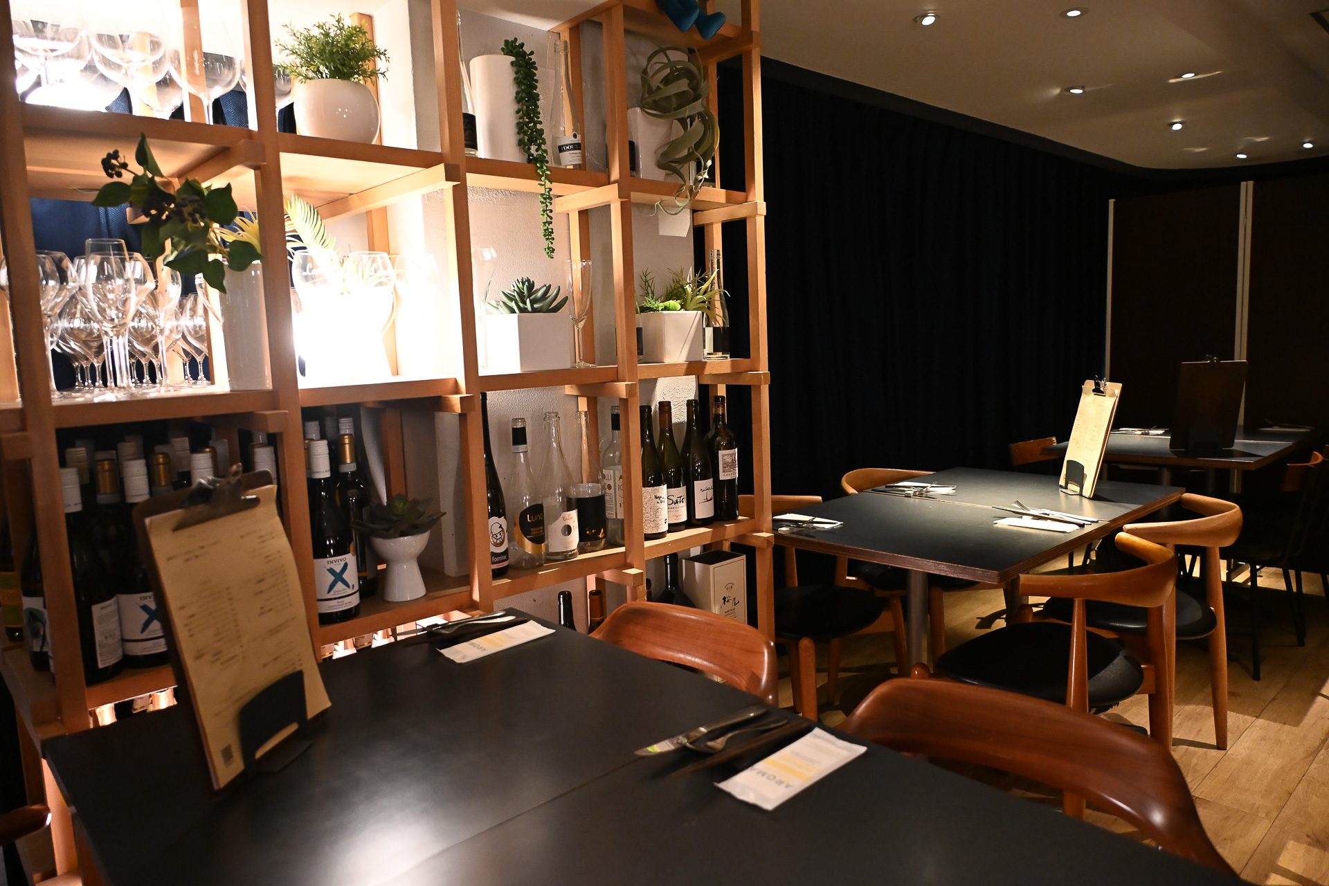 店内の様子。取材日も17時30分から予約でいっぱい。予算約7000円ほどでお酒とメニューが楽しめる