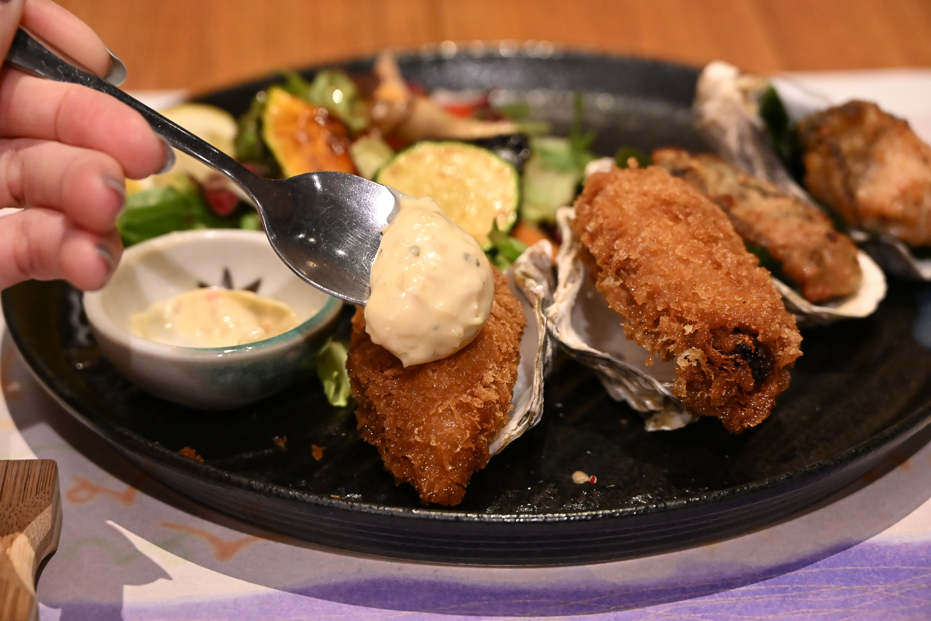 とろっととろけるサックサクのかきフライは、withタルタルorソースでどうぞ