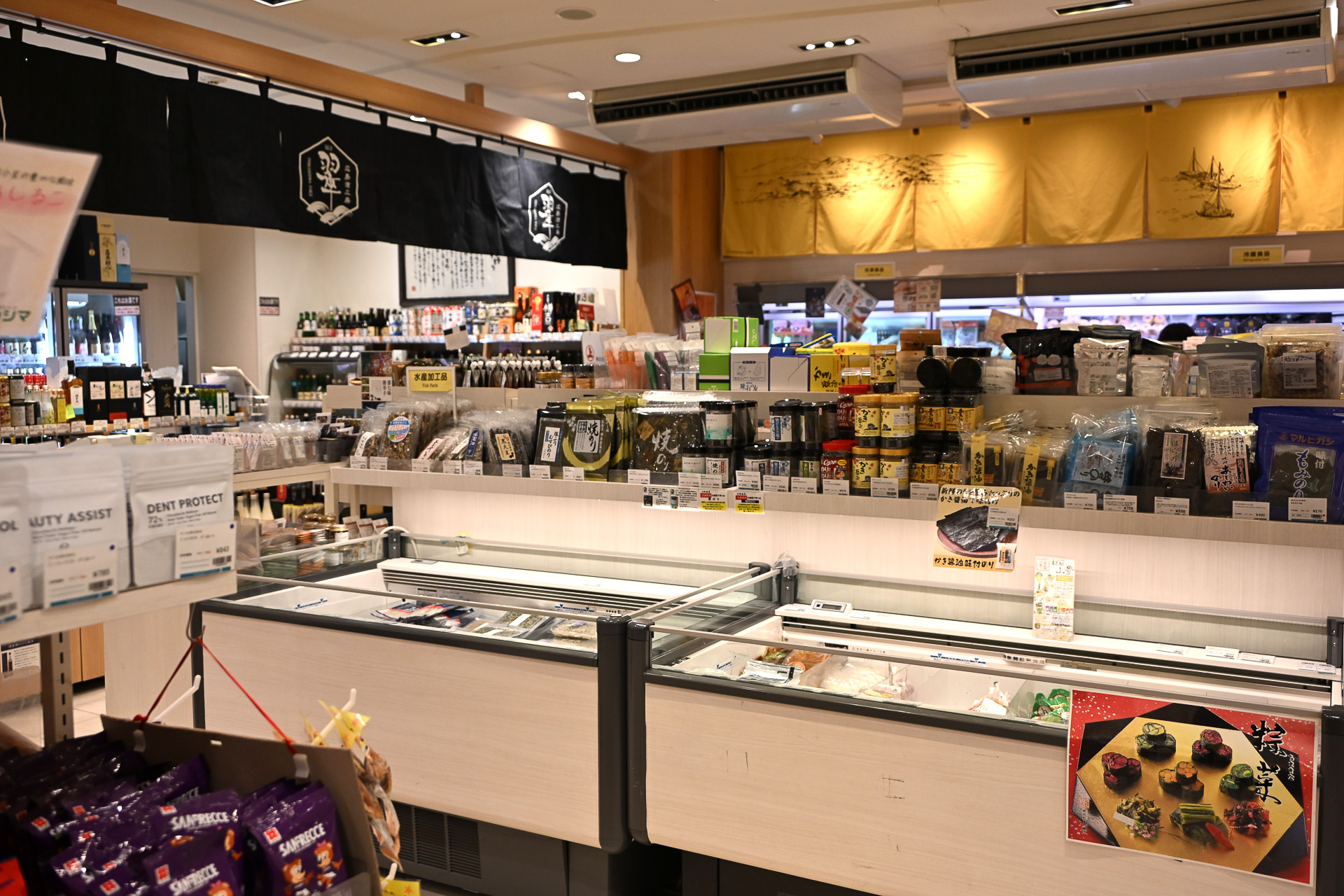 店内の様子、17時過ぎには買い出しの多くの客でにぎわってた